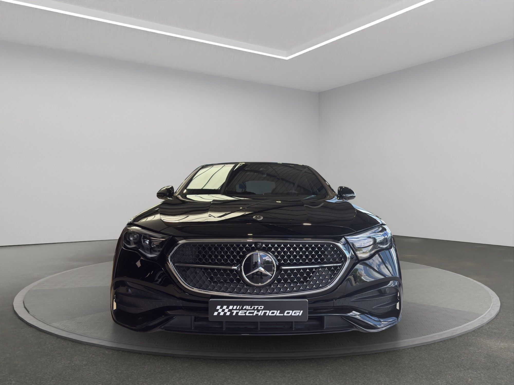 Mercedes-Benz Třídy E, 300 de 4MATIC sedan - fotka 2