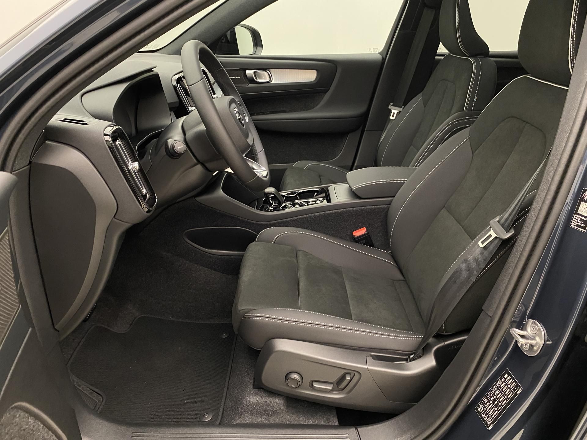 Volvo XC40, B3 AUT DARK ULTRA - fotka 3