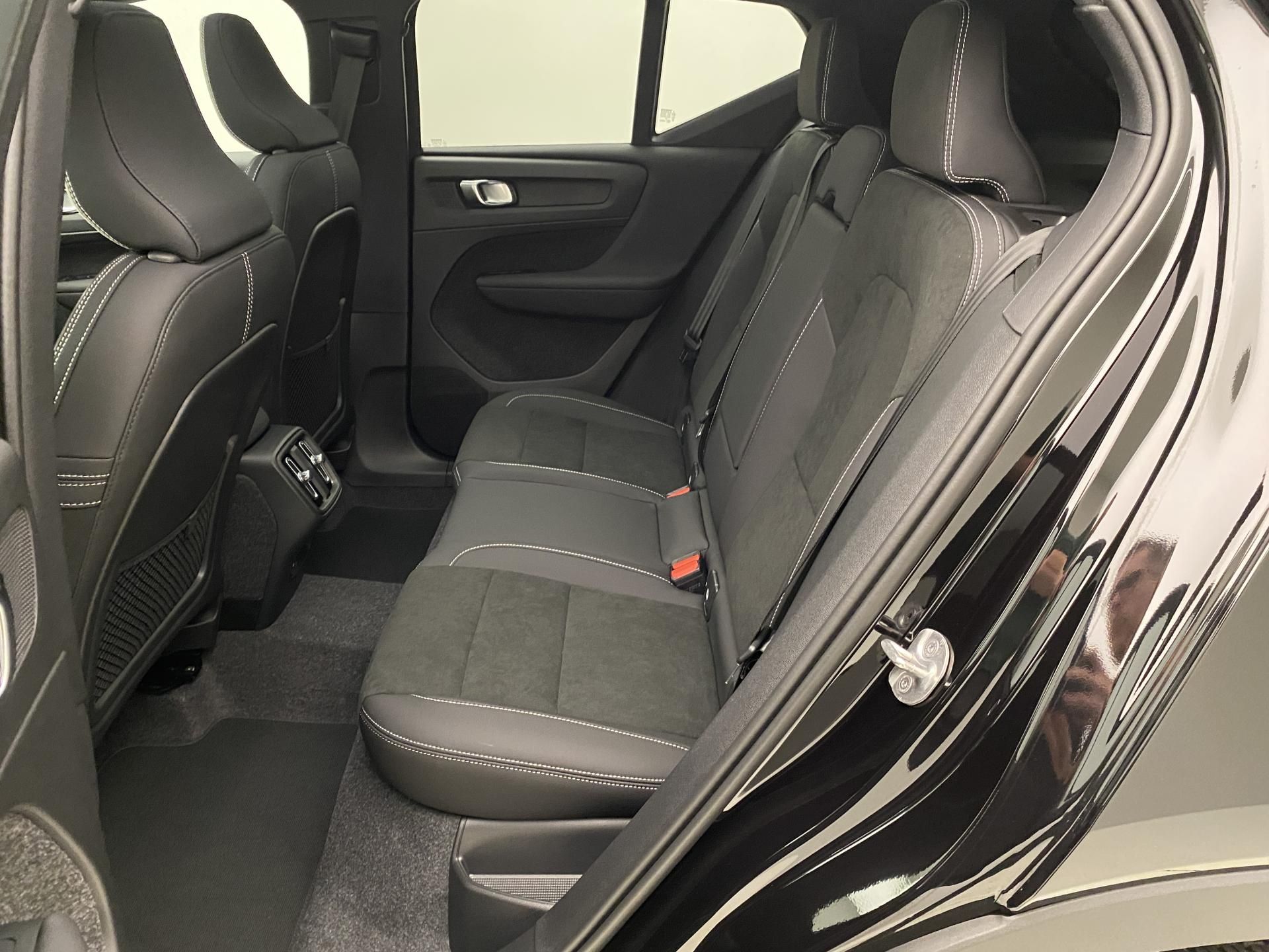 Volvo XC40, B3 AUT DARK ULTRA - fotka 6