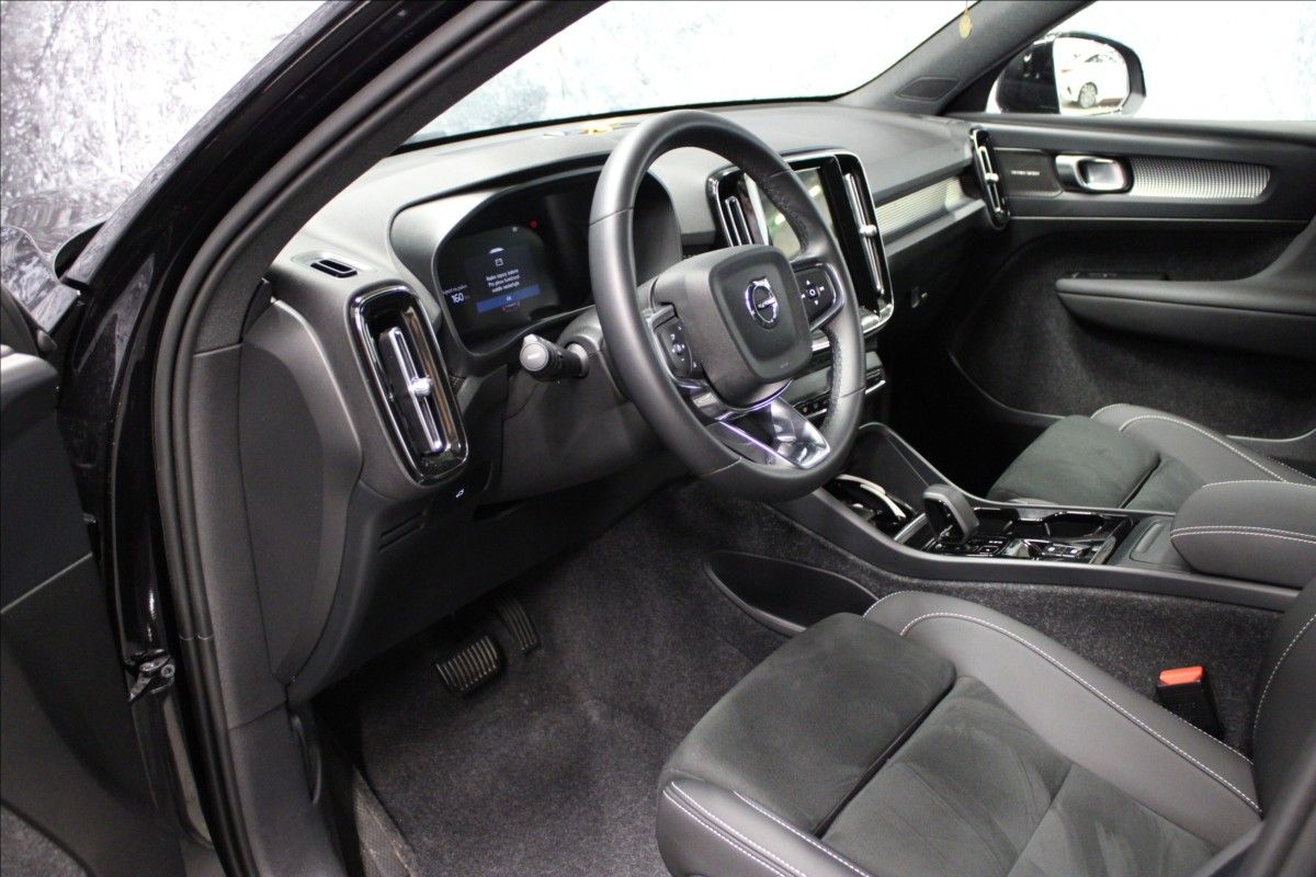 Volvo XC40, 2,0 B4 BLACK E. ULTRA AT 2025 - fotka 6