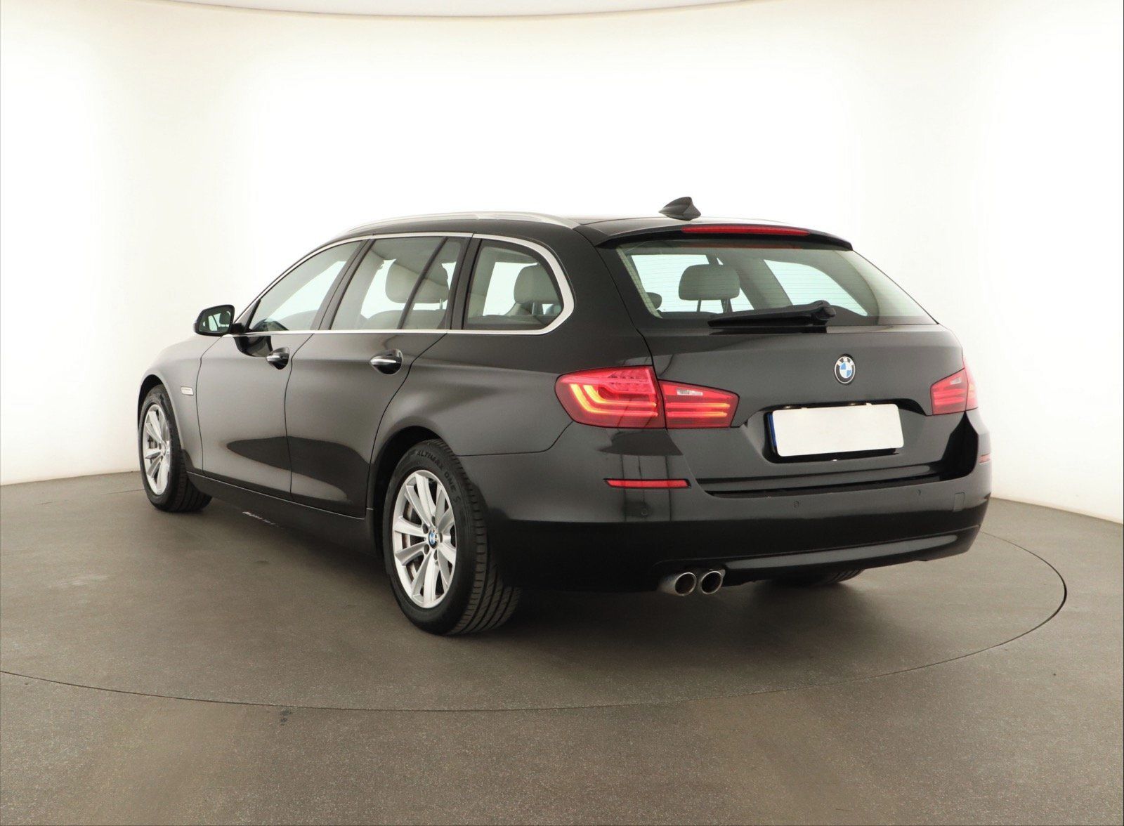 BMW Řada 5, 520d, Kůže, Automatická klima - fotka 4