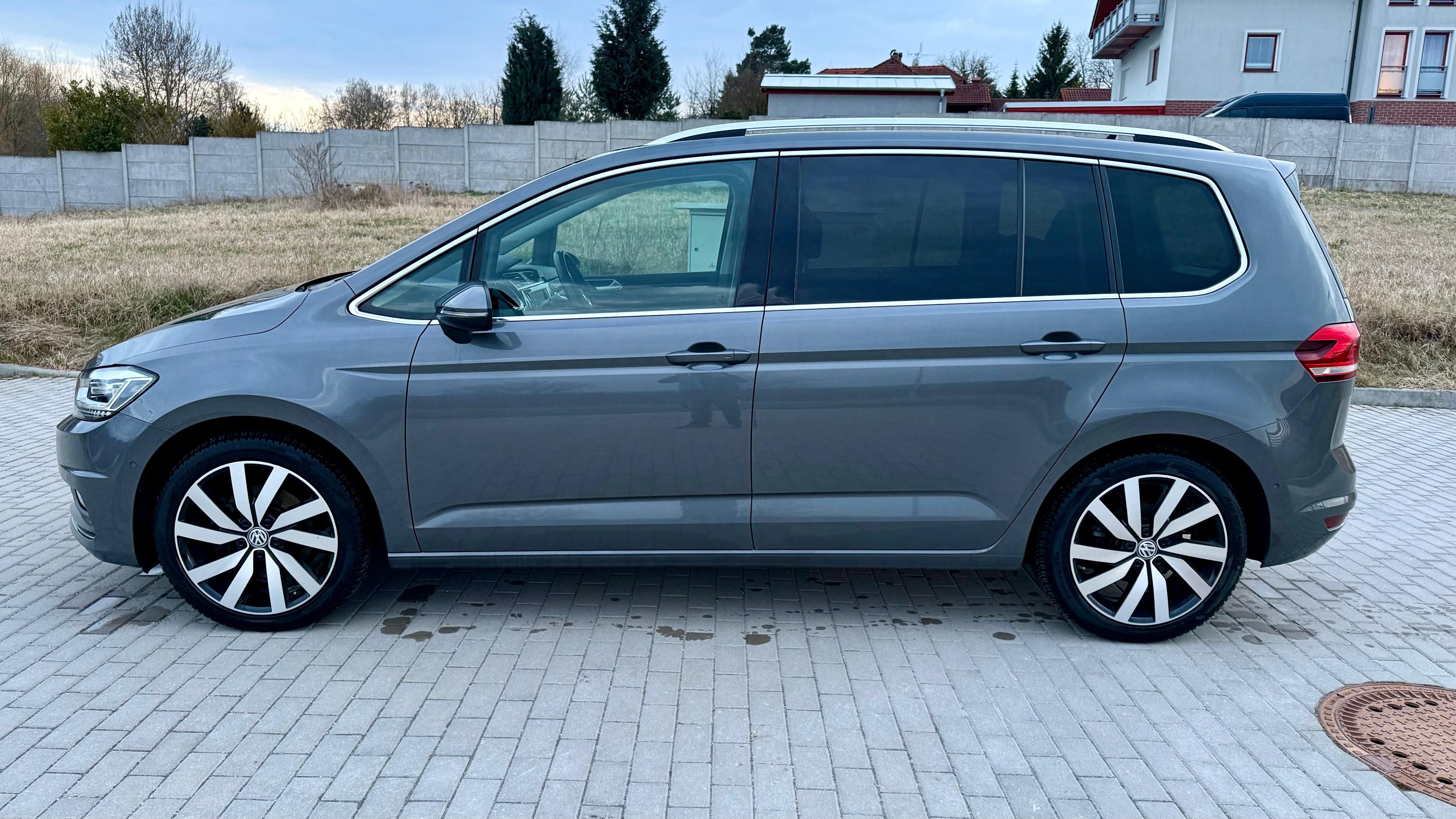 Volkswagen Touran, 1.4 TSI 7 míst Highline Pano - fotka 2
