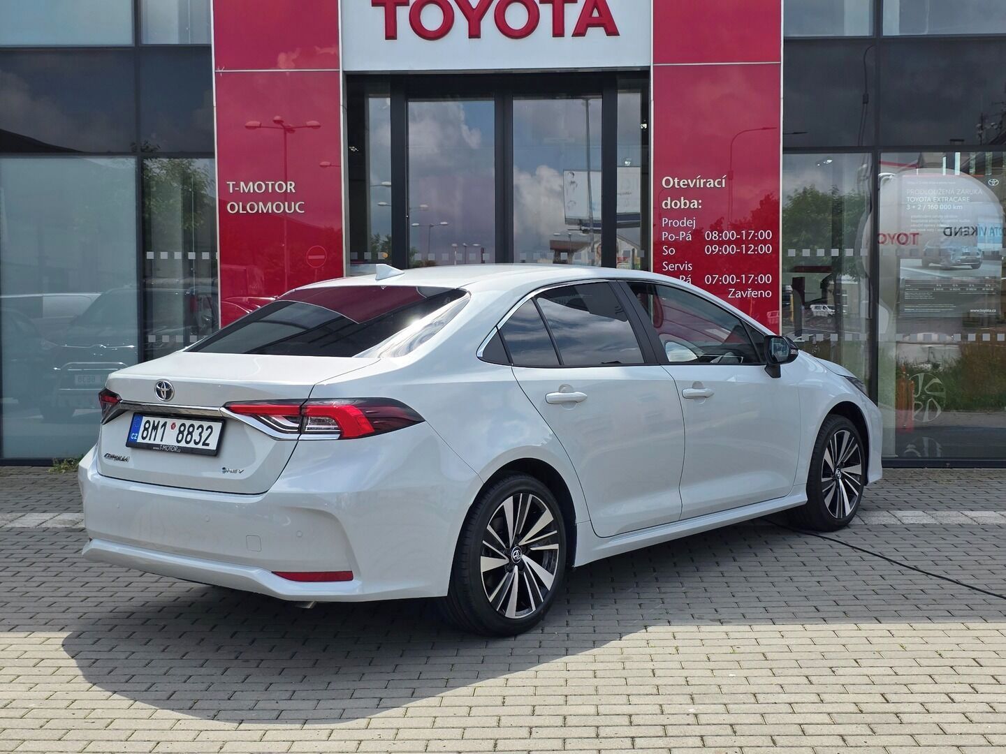 Toyota Corolla, 1.8 Hybrid Style - fotka 2