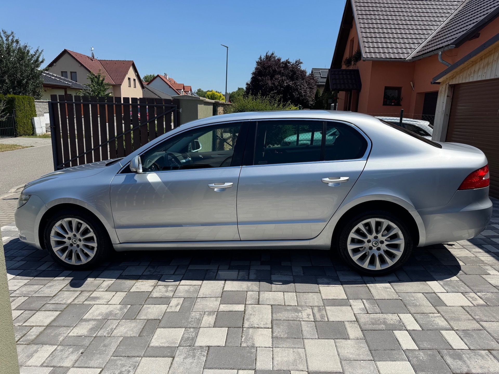 Škoda Superb, 2.0 TDi 110kW DSG STYLE - fotka 5