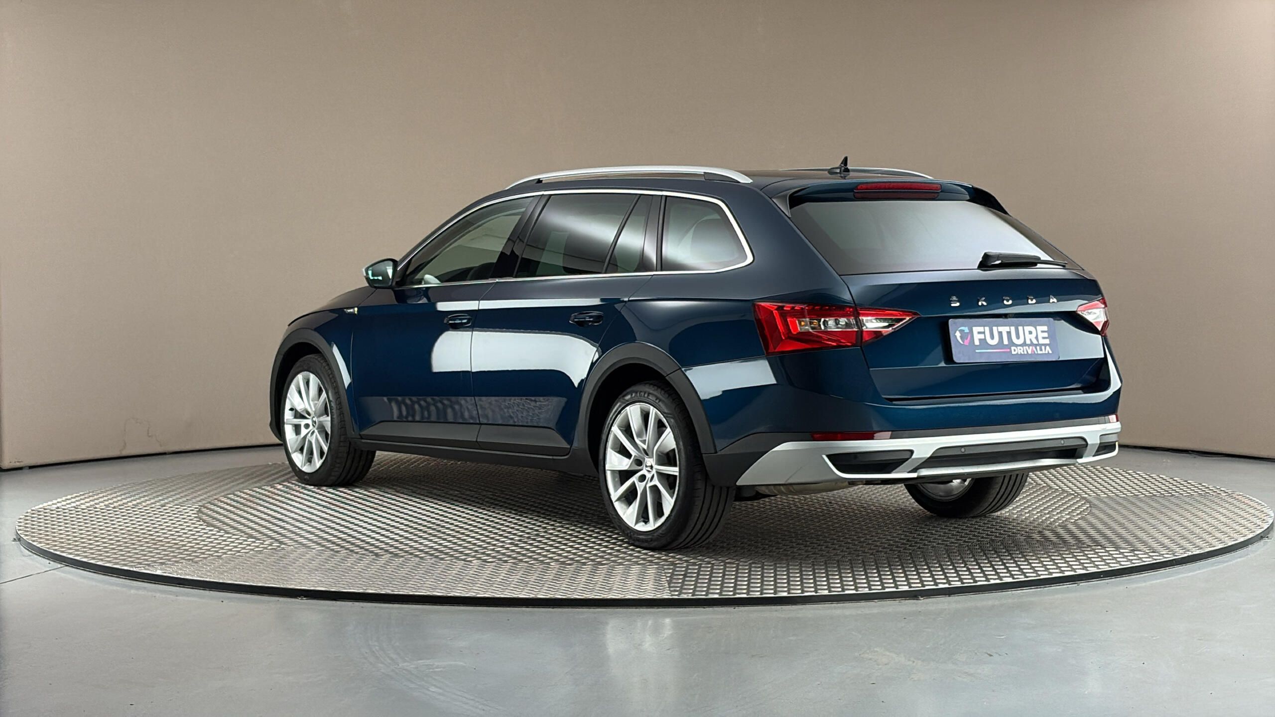 Škoda Superb, 2.0 TDI DSG 4x4 Scout Combi - fotka 2