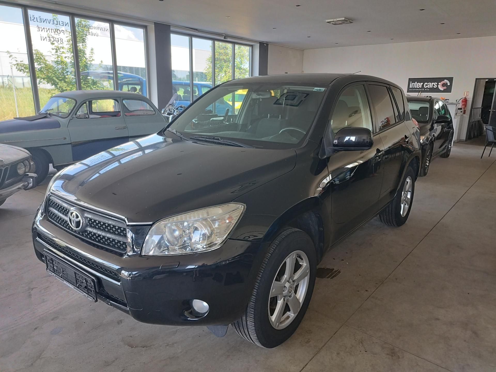 Toyota Rav4, 2,0I,112KW,4X4,ALU,TAŽNÝ - fotka 3