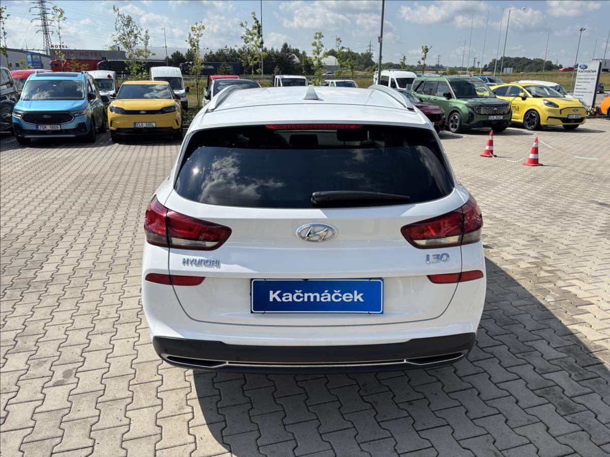 Hyundai i30, 1,5 Smart 81kW kombi - fotka 4