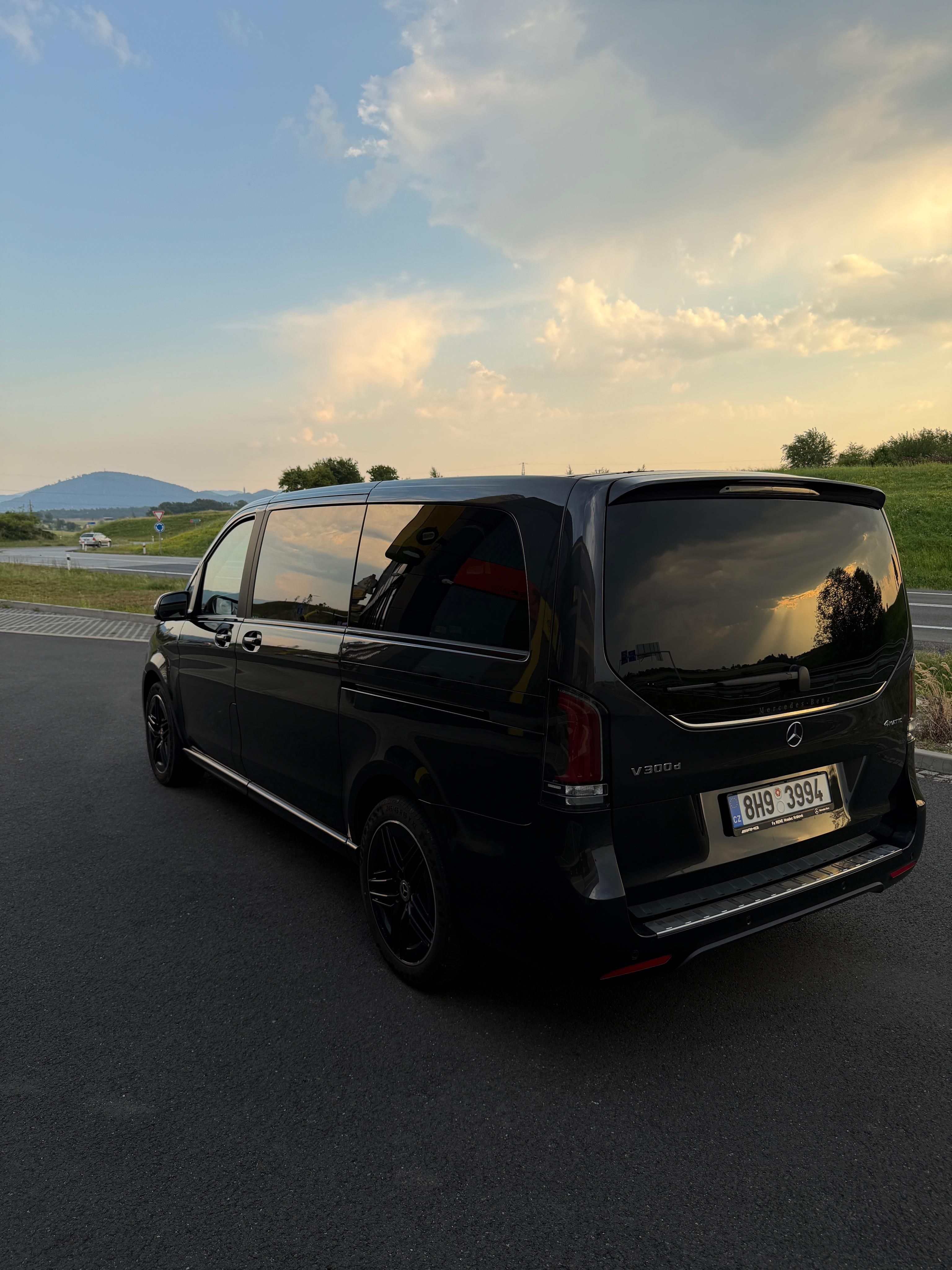 Mercedes-Benz Třídy V, 300d 4matic L, Exclusive, AMG - fotka 5