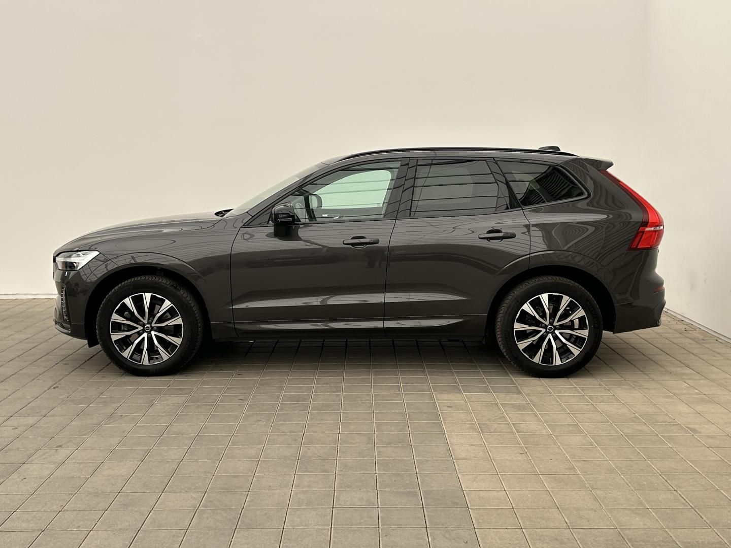 Volvo XC60, 2.0B4 145kW 4x4  PLUS  Black - fotka 3