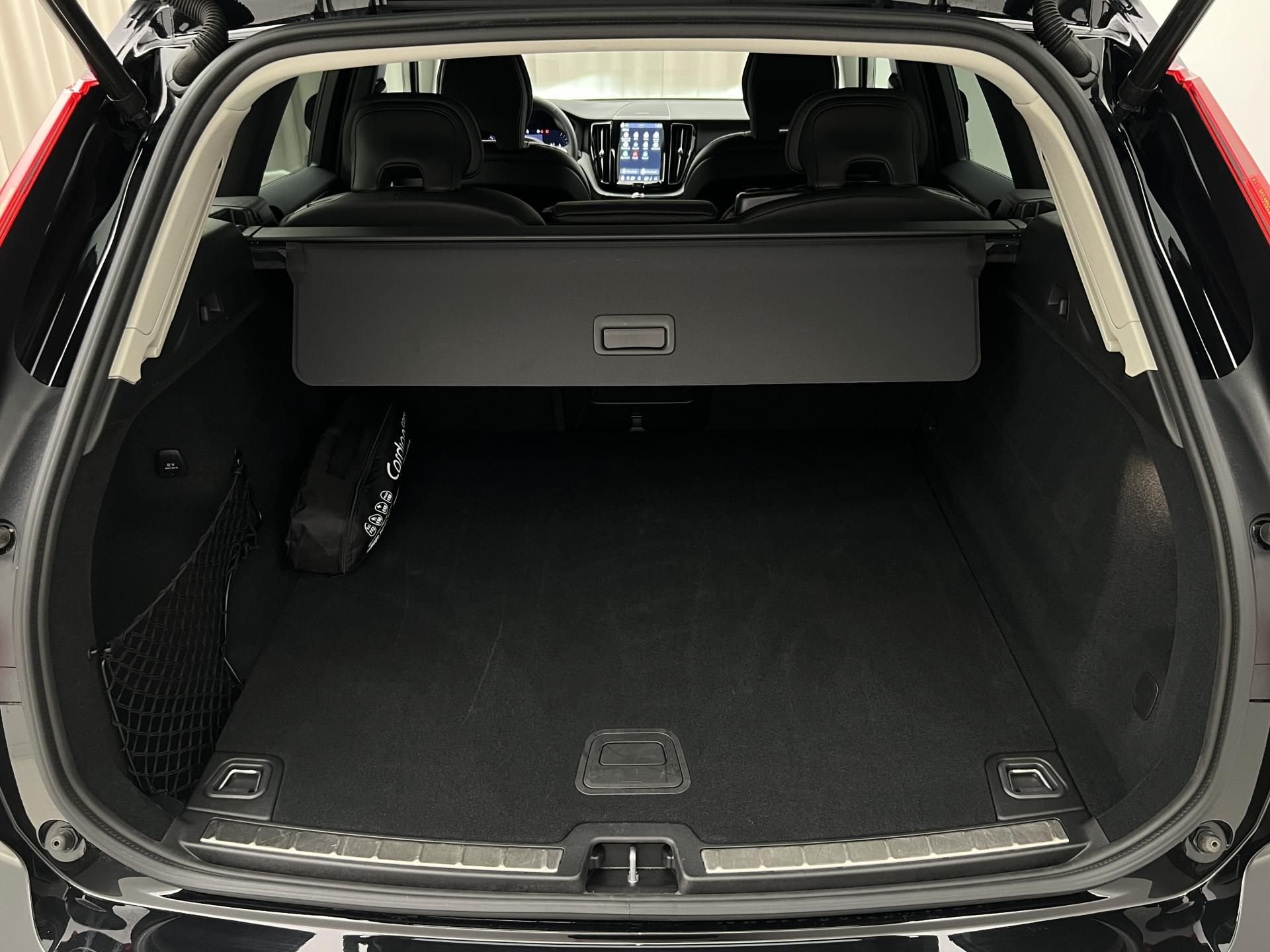 Volvo XC60, B5 AWD DARK PLUS AUT - fotka 5