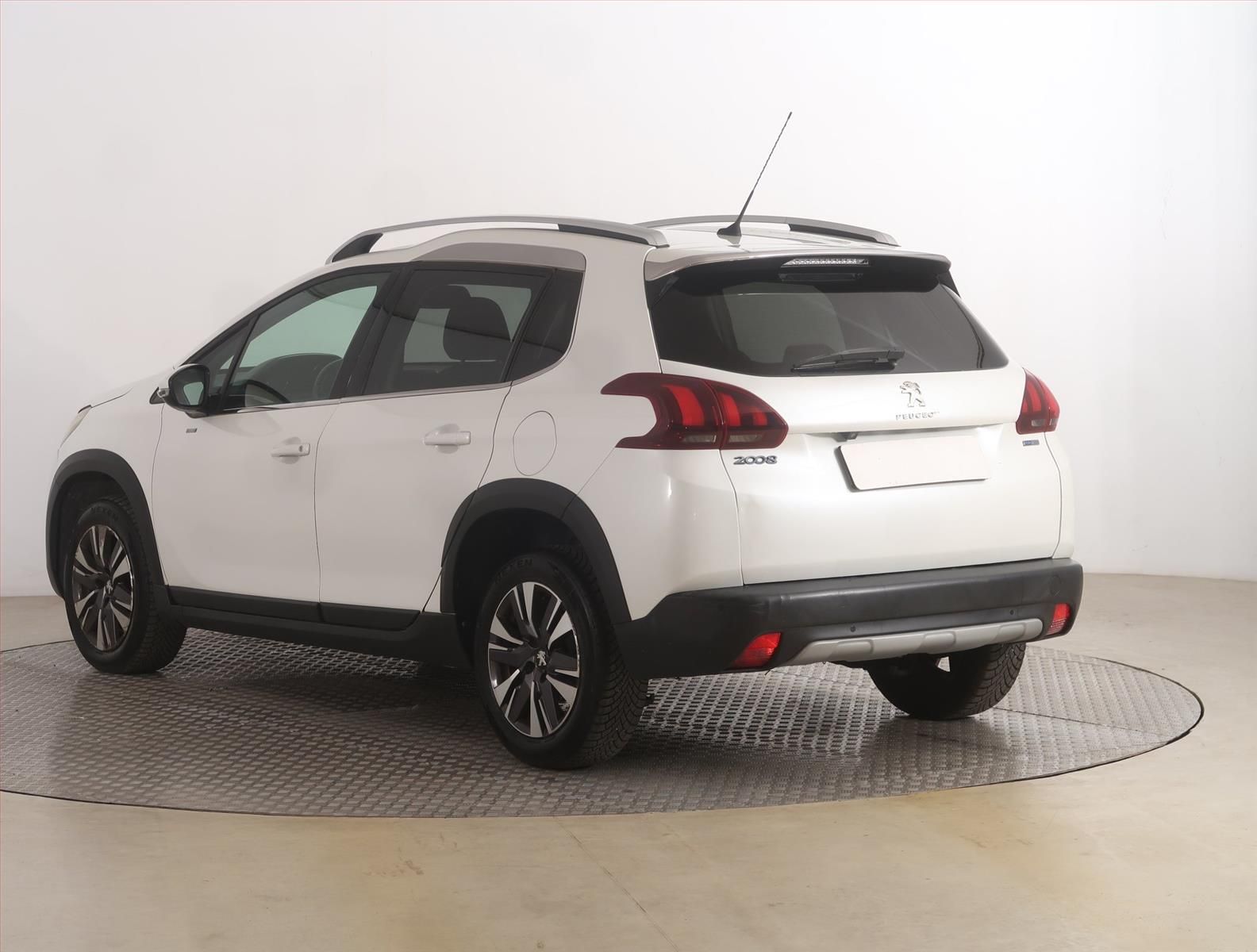 Peugeot 2008, 1.2 PureTech, Style, Automat - fotka 4