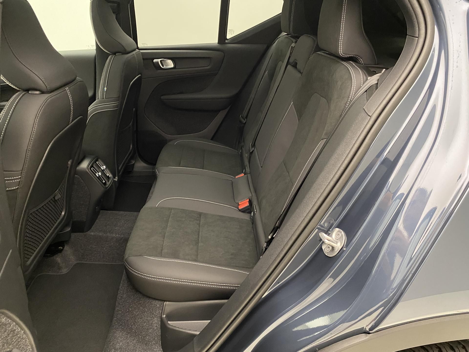 Volvo XC40, B3 AUT DARK ULTRA - fotka 6