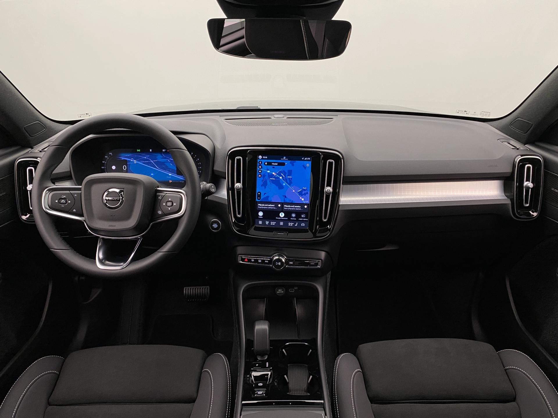 Volvo XC40, B3 AUT DARK ULTRA - fotka 2