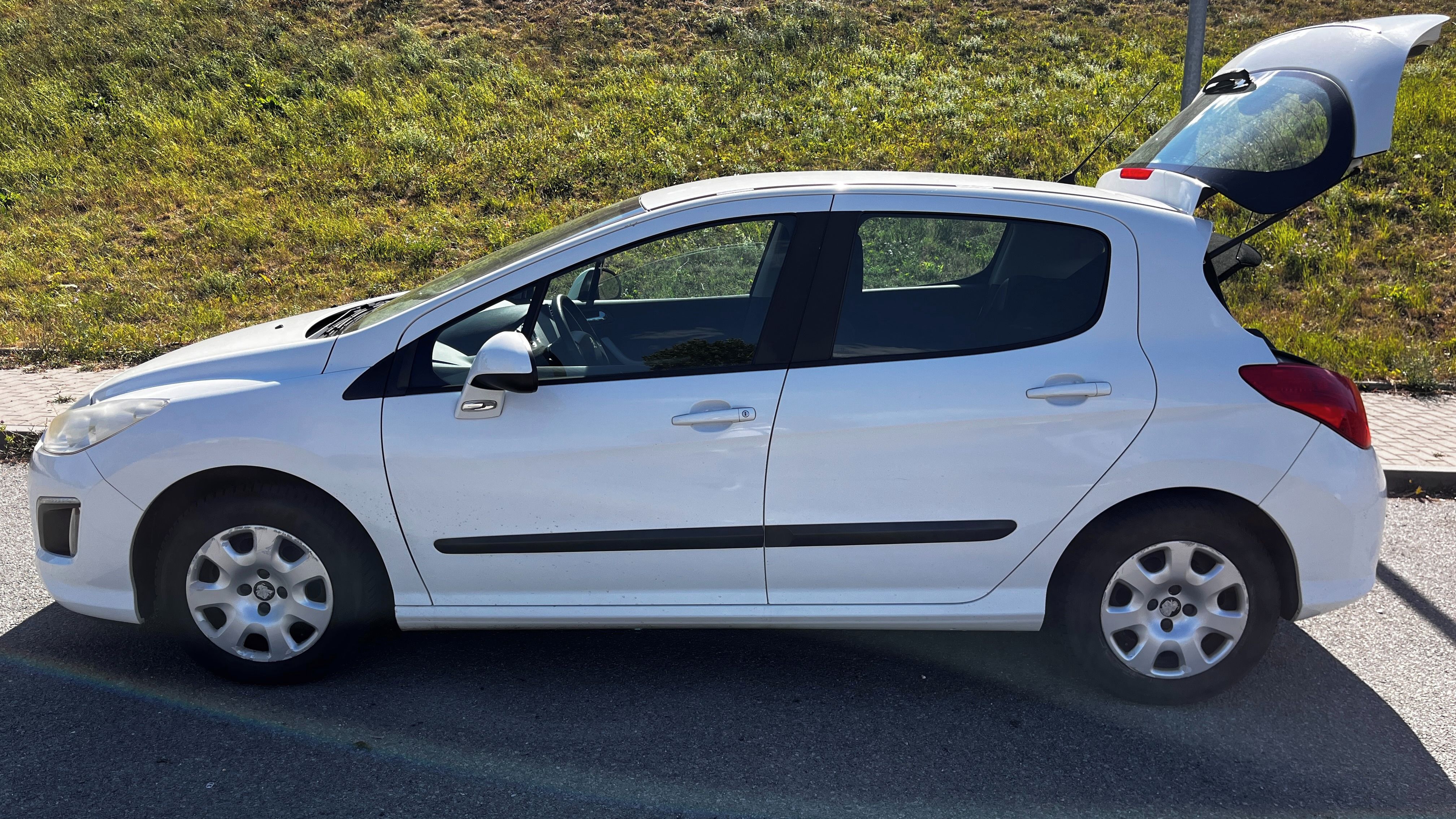 Peugeot 308, 1,4 benzín,72 kW,ČR, 1.majitel - fotka 3