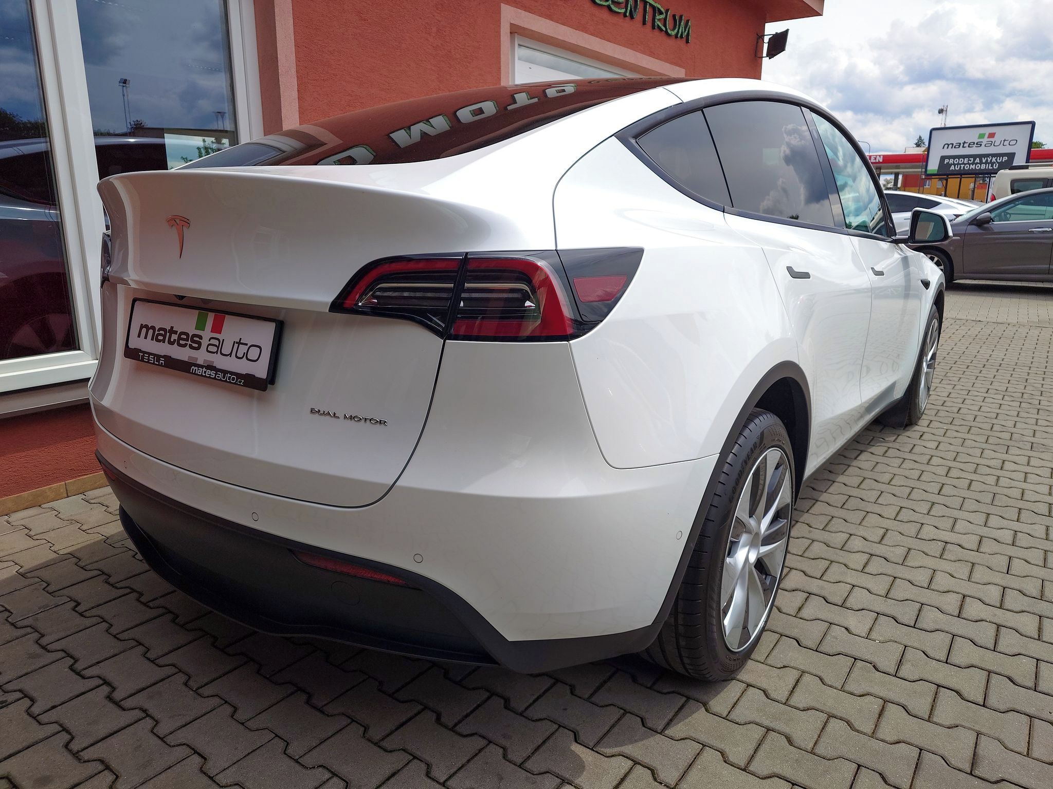 Tesla Model Y, Long Range Dual Motor 378 kW S - fotka 6