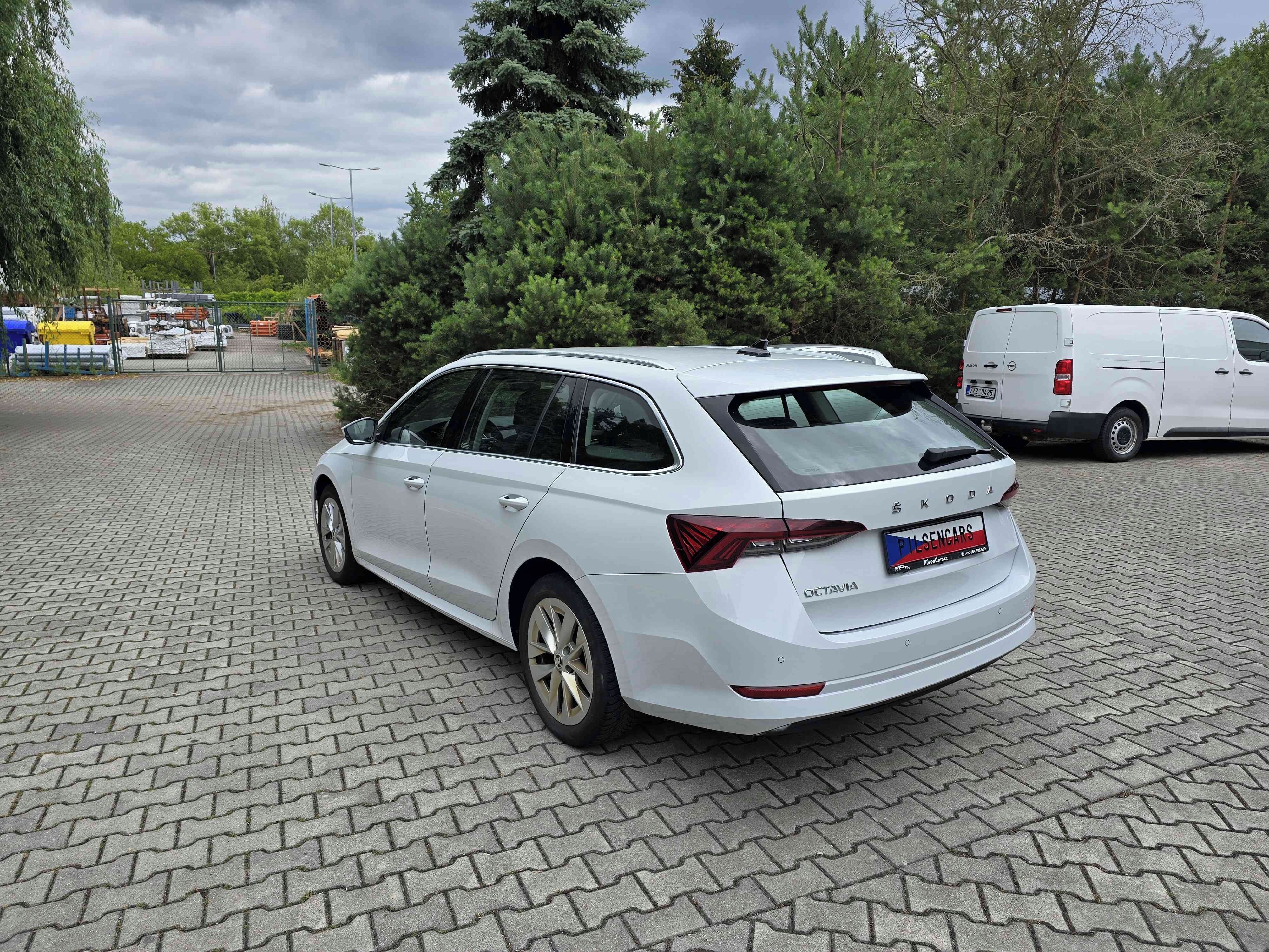 Škoda Octavia, Combi DSG Style Plus Matrix - fotka 3