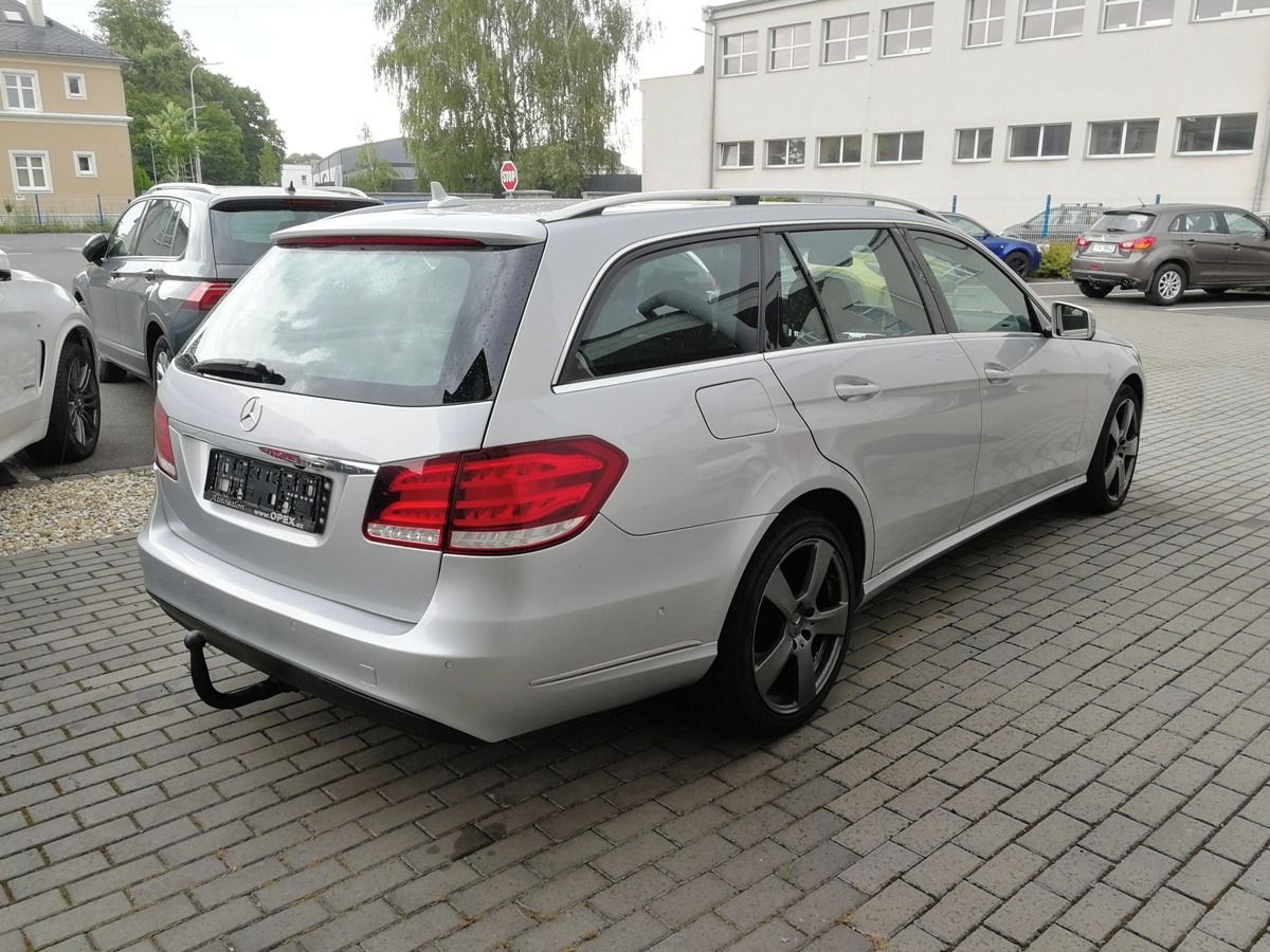 Mercedes-Benz Třídy E, 220d navi*xenon*stř.okno*TZ - fotka 4