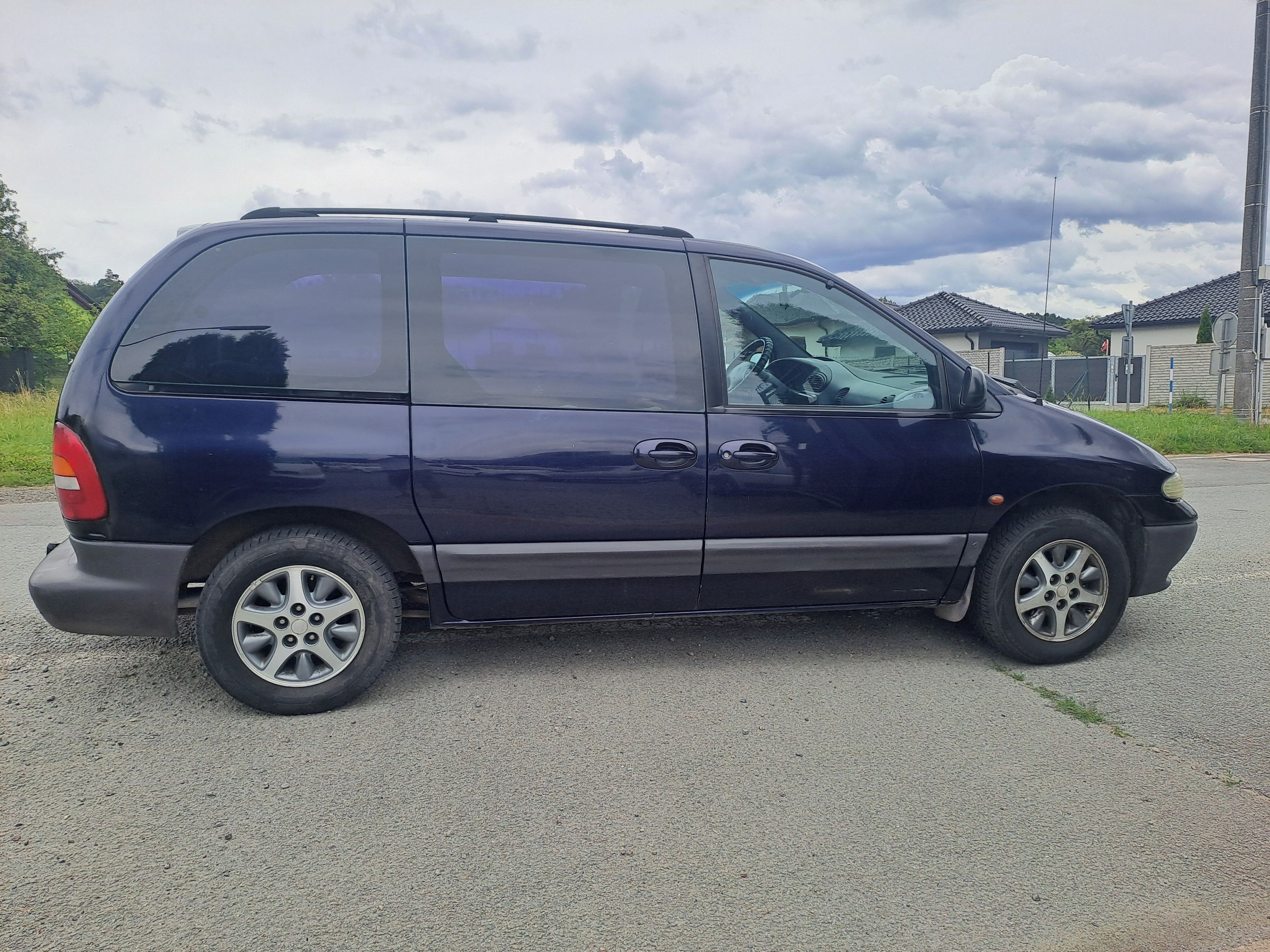 Chrysler Voyager, 2,5TD 7MÍST,NOVÁ STK,S.KNIHA - fotka 4
