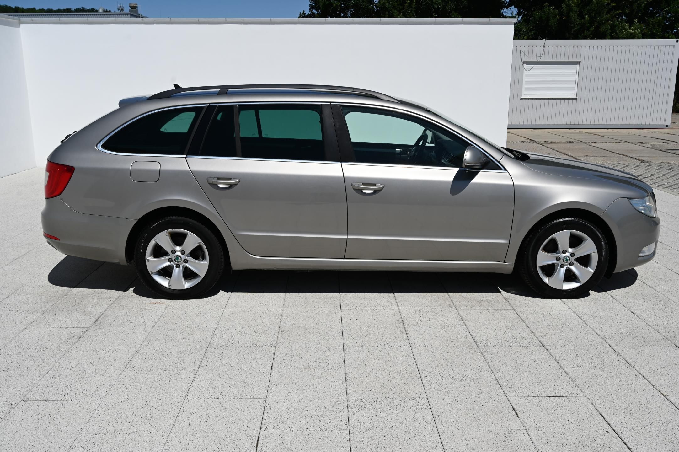 Škoda Superb, 2.0TDI 103KW Ambition 9/2012 - fotka 4