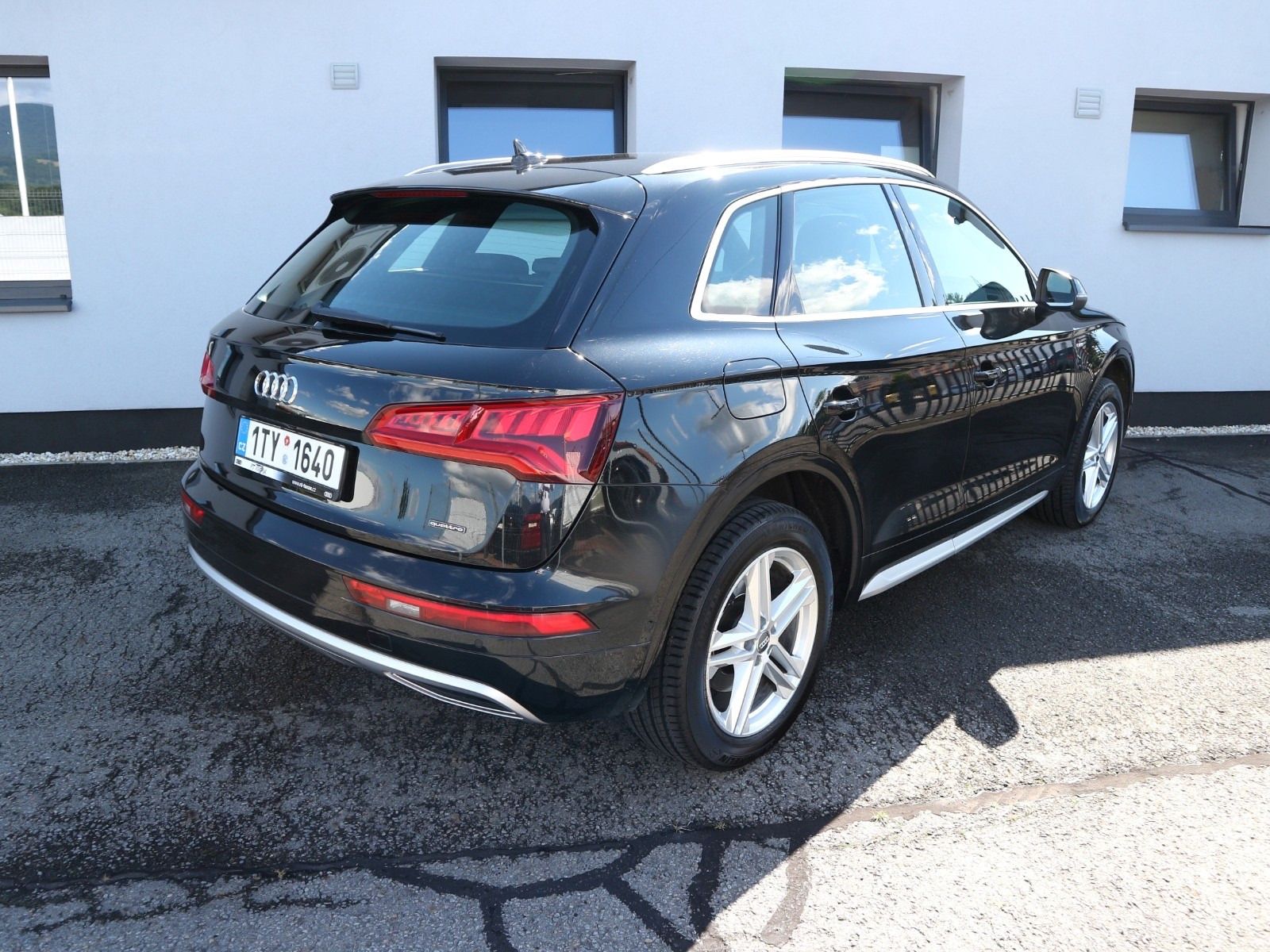 Audi Q5, 2.0 TDI Quattro S-line - fotka 4