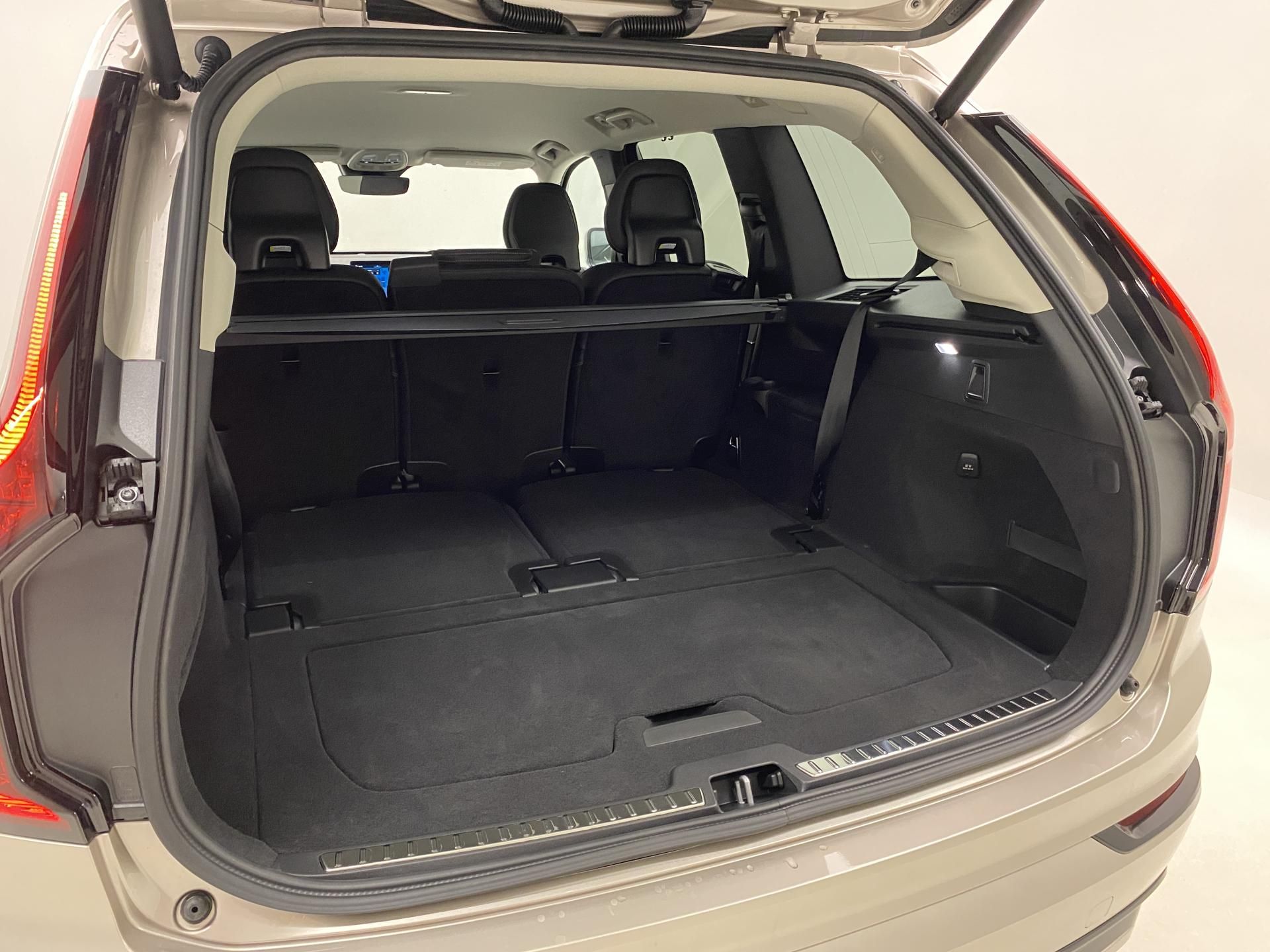 Volvo XC90, B5 AWD AUT DARK PLUS 7míst - fotka 5