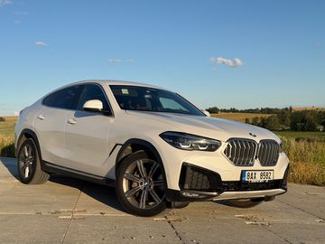 BMW X6 40D, nezávislé, tažné
