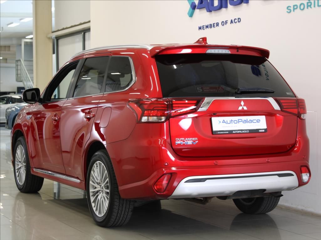 Mitsubishi Outlander, 2,4 PHEV INSTYLE Tažné 1.maj Č - fotka 3