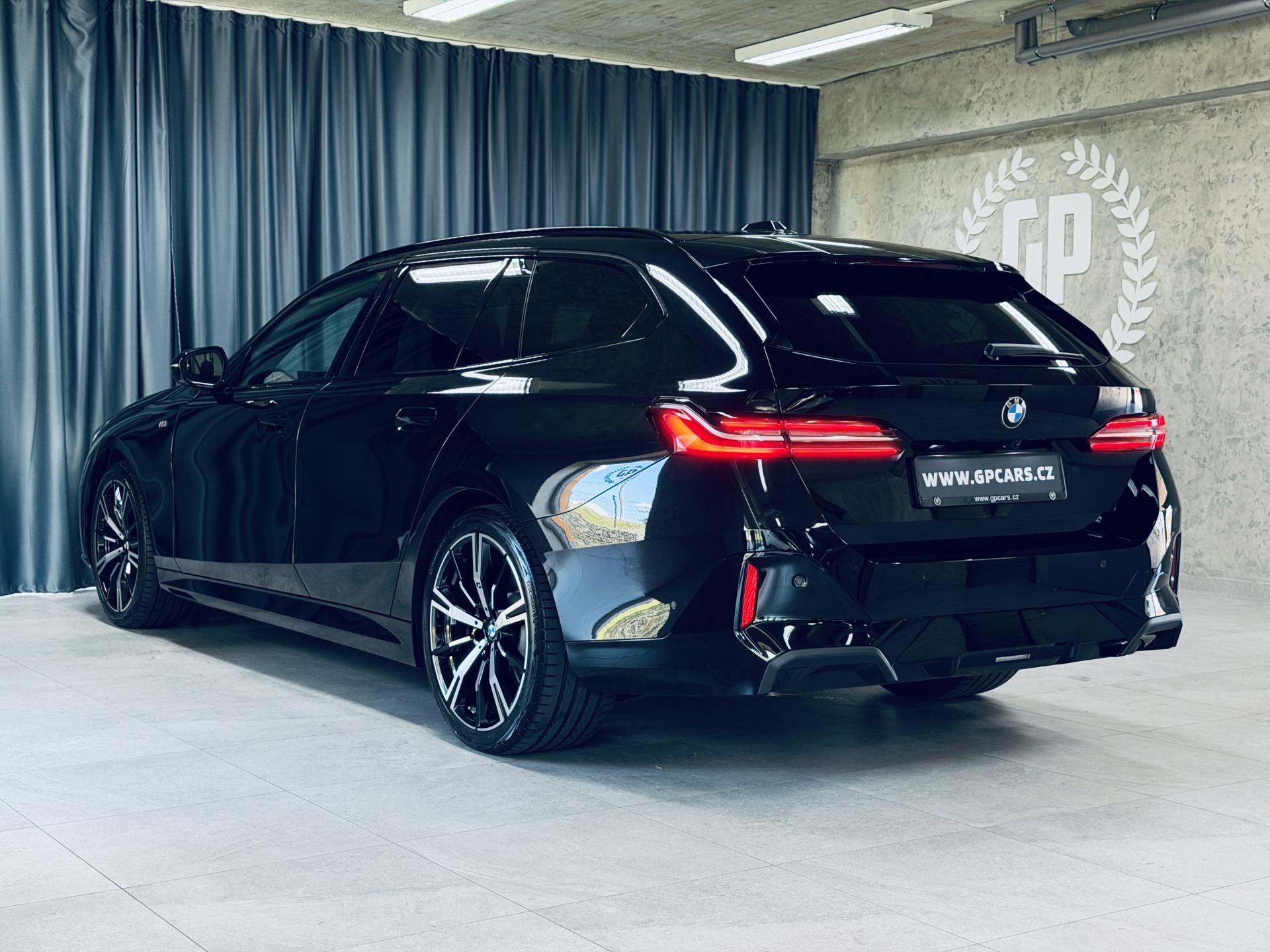 BMW Řada 5, 520i*ZÁRUKA*TAŽNÉ*HARM&KARDON - fotka 6