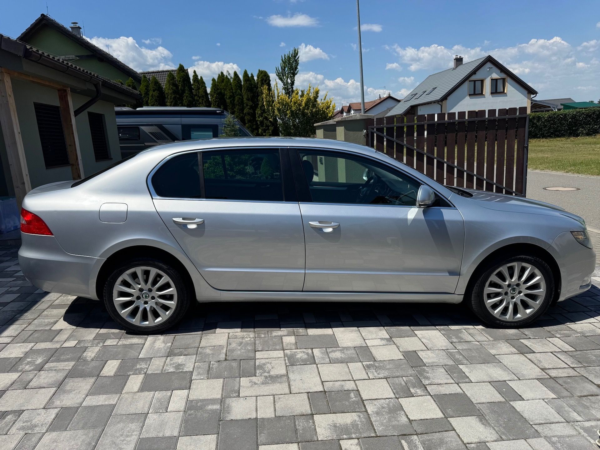 Škoda Superb, 2.0 TDi 110kW DSG STYLE - fotka 2