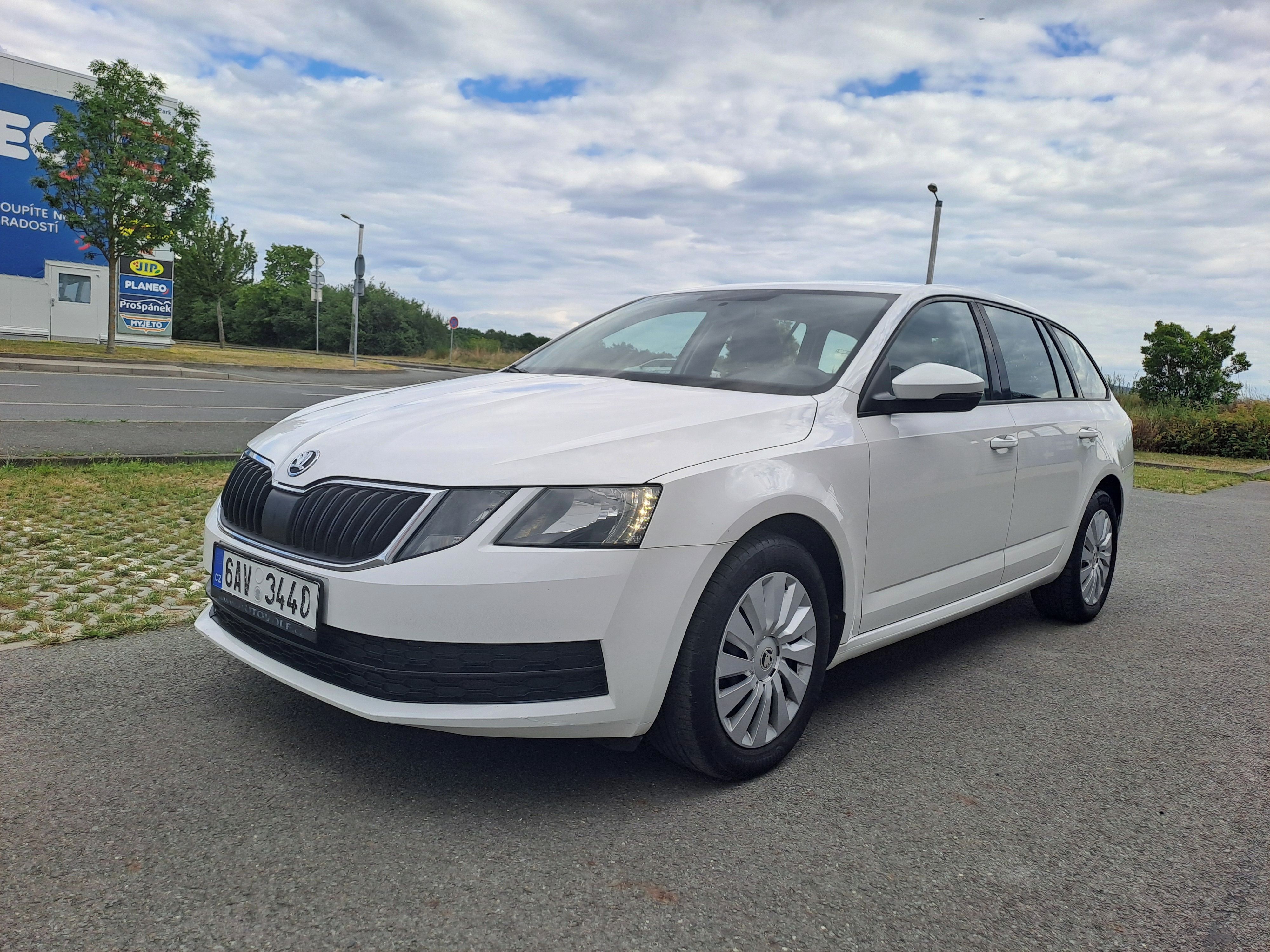 Škoda Octavia, 1.6TDI 85KW 1.MAJ VELMI PĚKNÁ - fotka 3