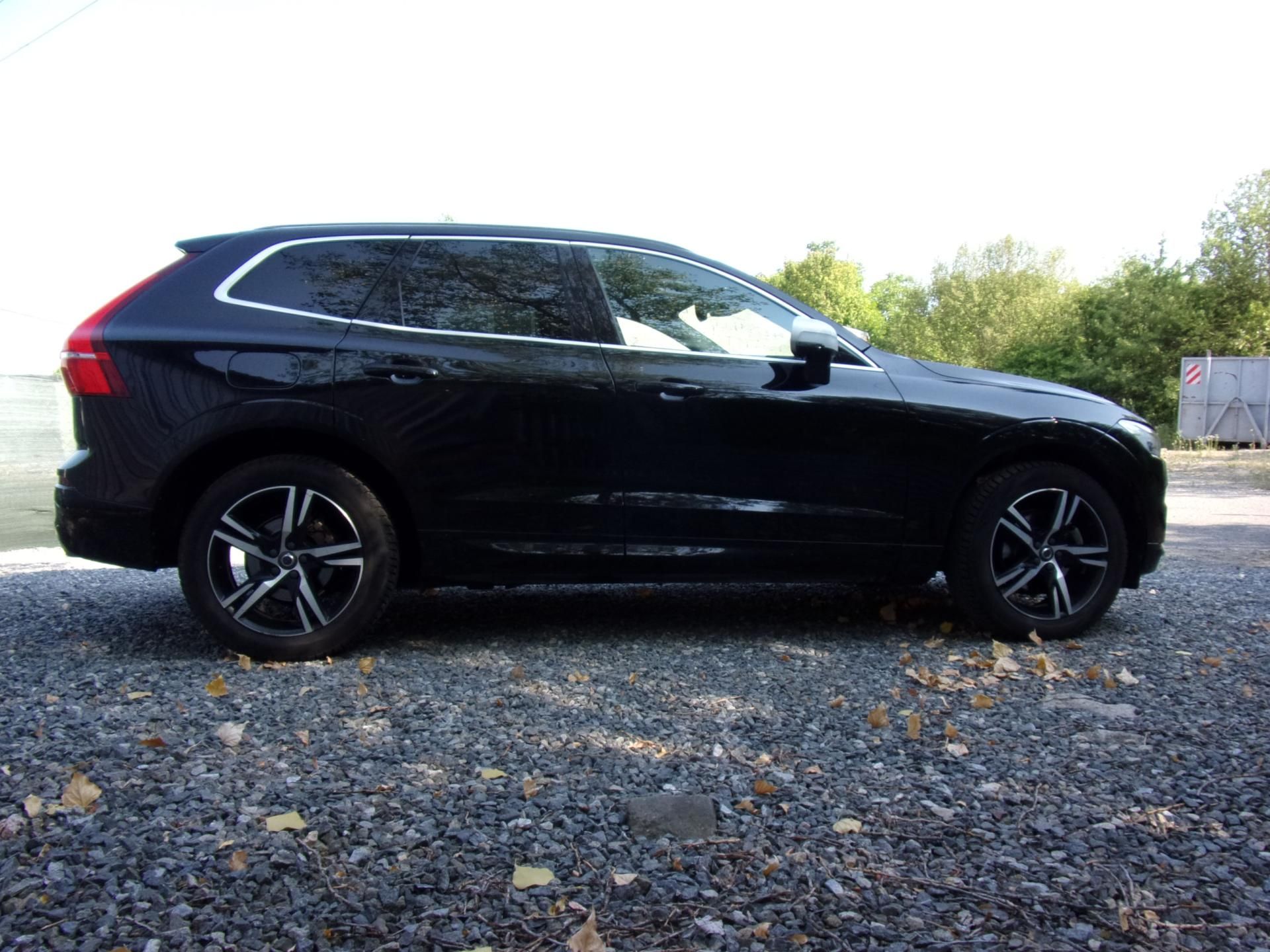 Volvo XC60, 2.0D4 140kW AWD R-LINE 148 000 - fotka 4