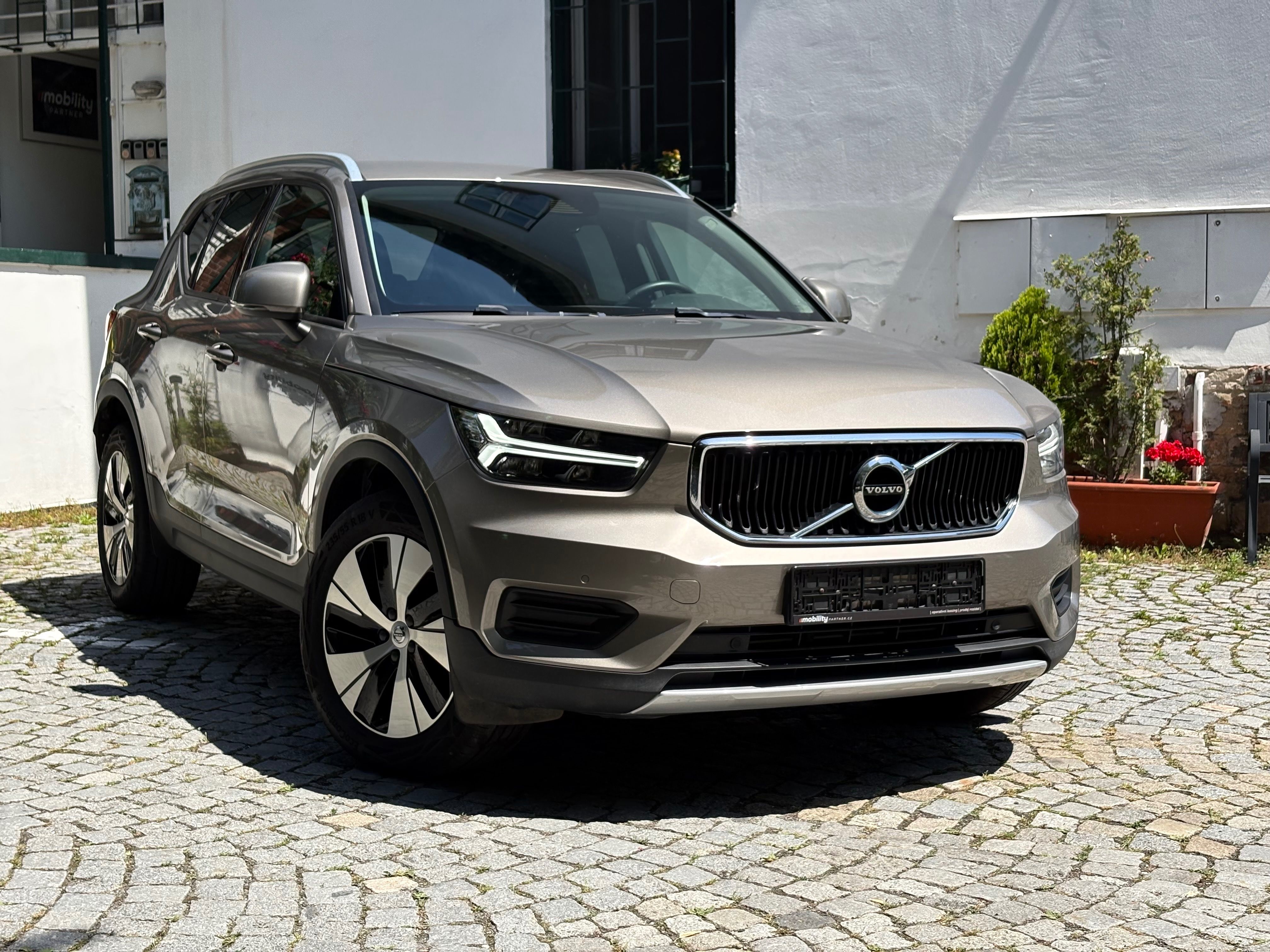 Volvo XC40, T3 120kW Momentum Auto, ČR