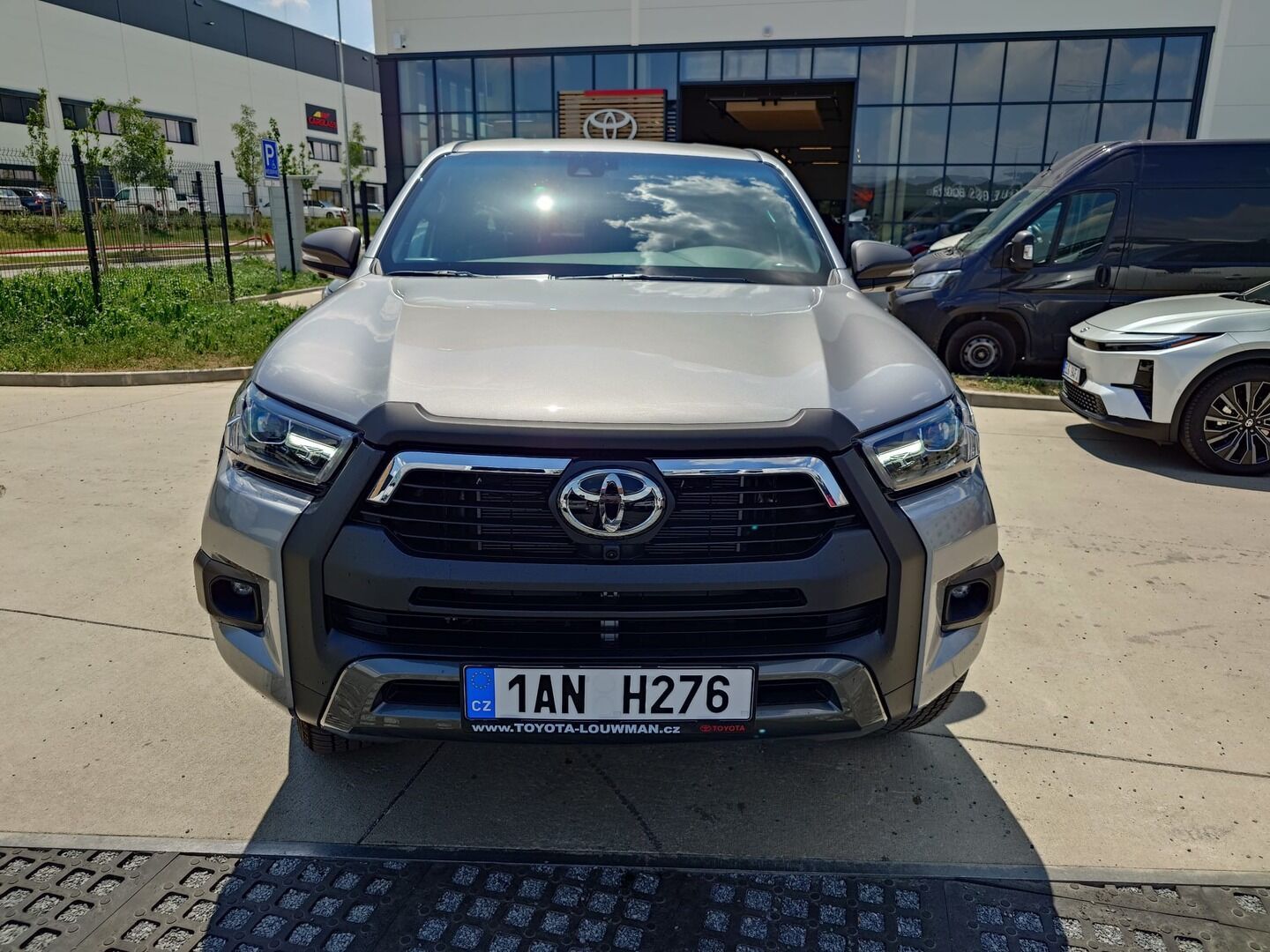 Toyota Hilux, DoubleCab Invincible 2.8D 6AT - fotka 2