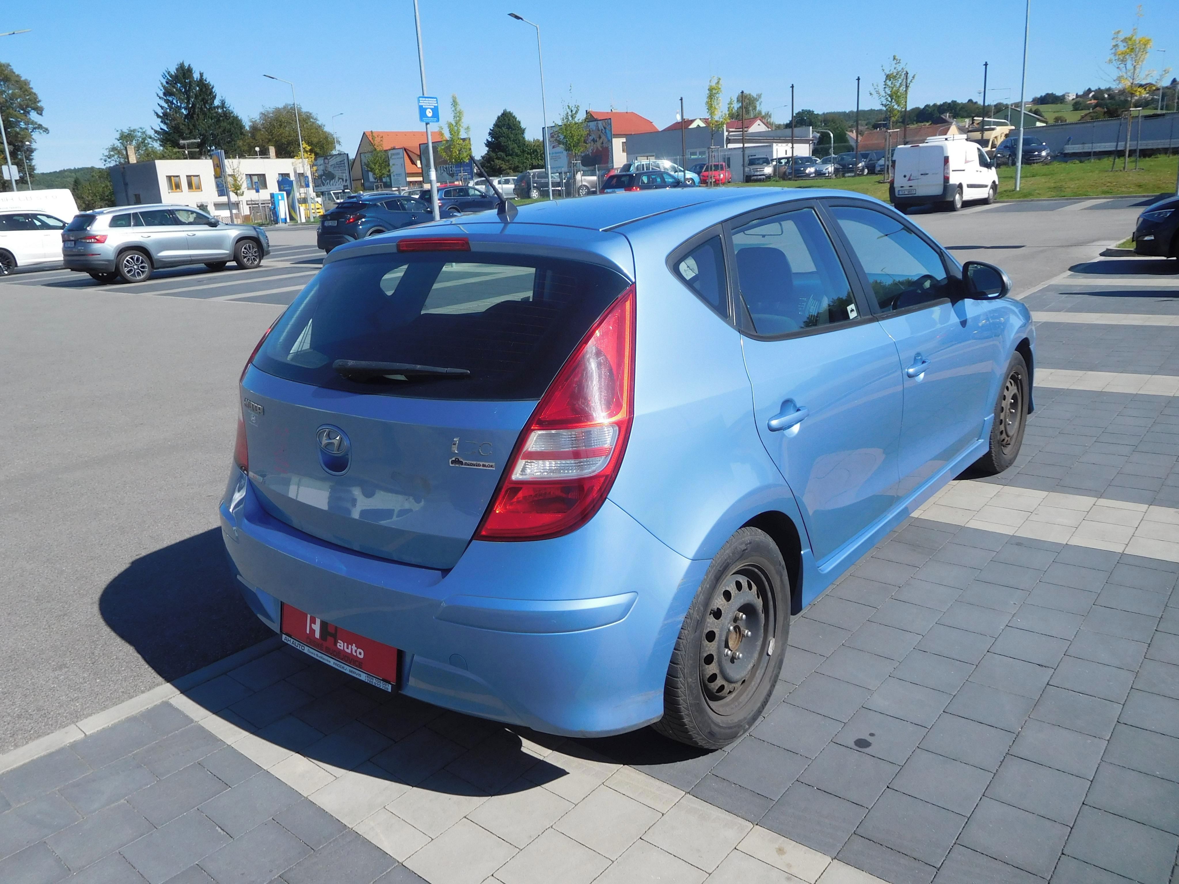 Hyundai i30, 1.4i 16V, 80 kW, Klima, ČR - fotka 3