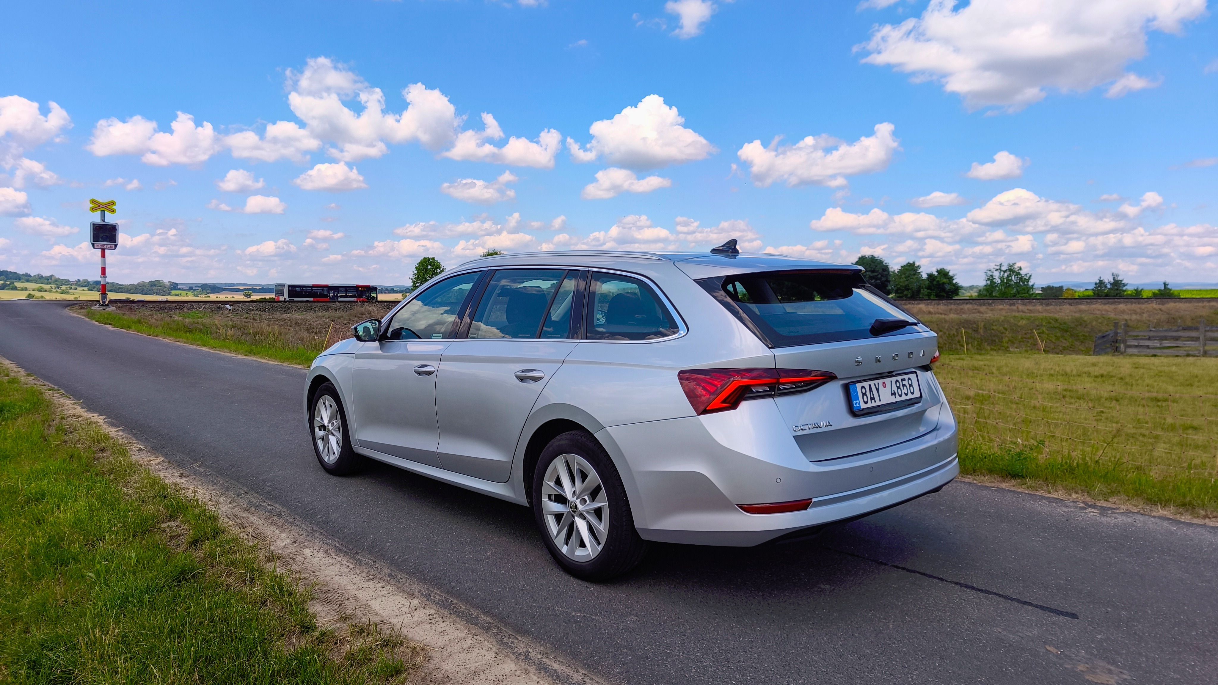 Škoda Octavia, 2.0TDI Style DSG Matrix tažné - fotka 6
