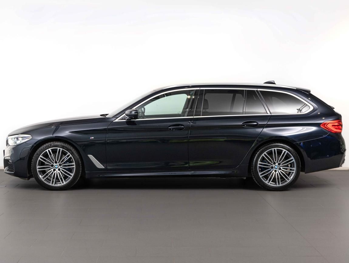 BMW Řada 5, 530d xDrive Touring - fotka 2