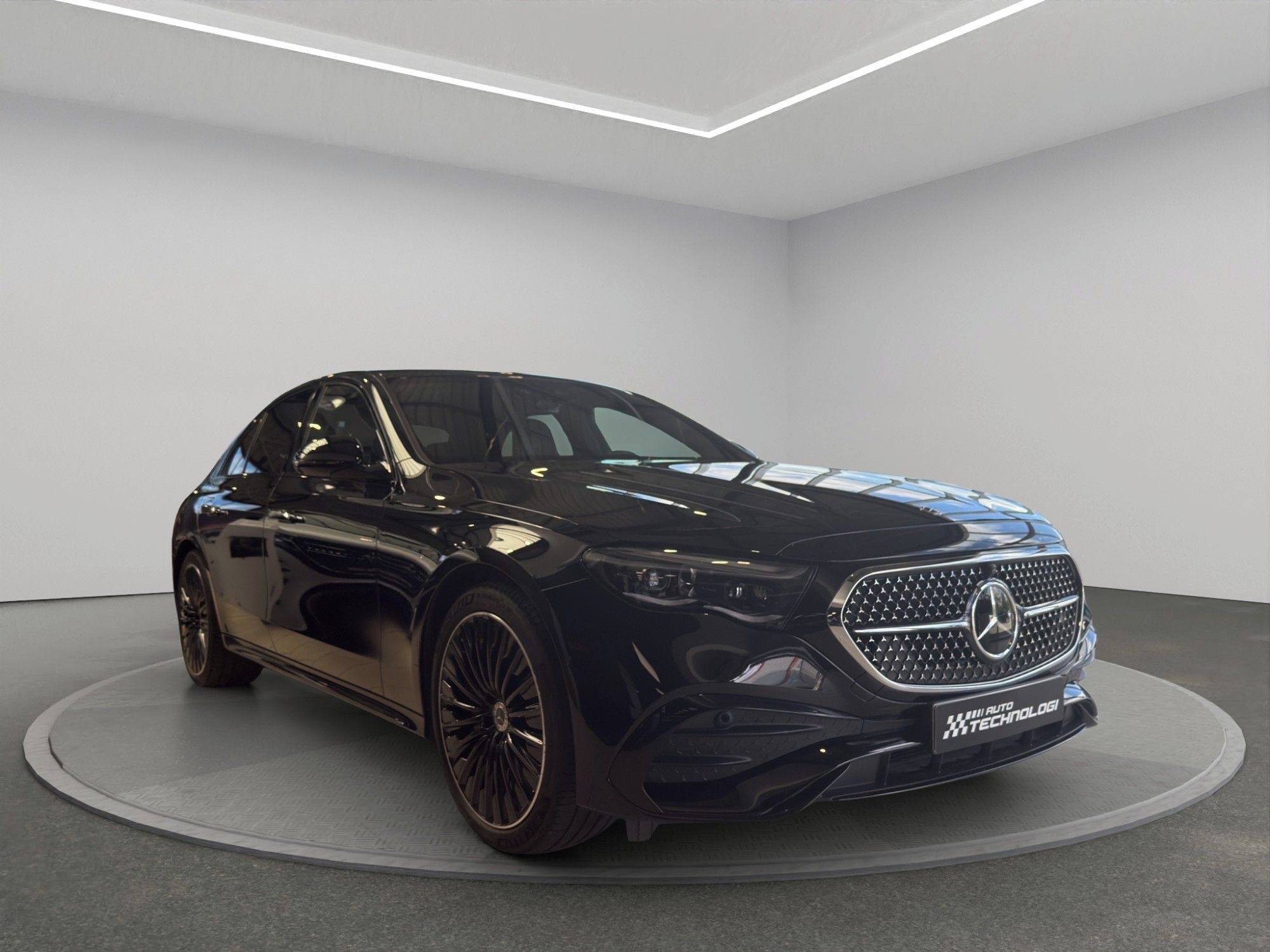 Mercedes-Benz Třídy E, 300 de 4MATIC sedan - fotka 3