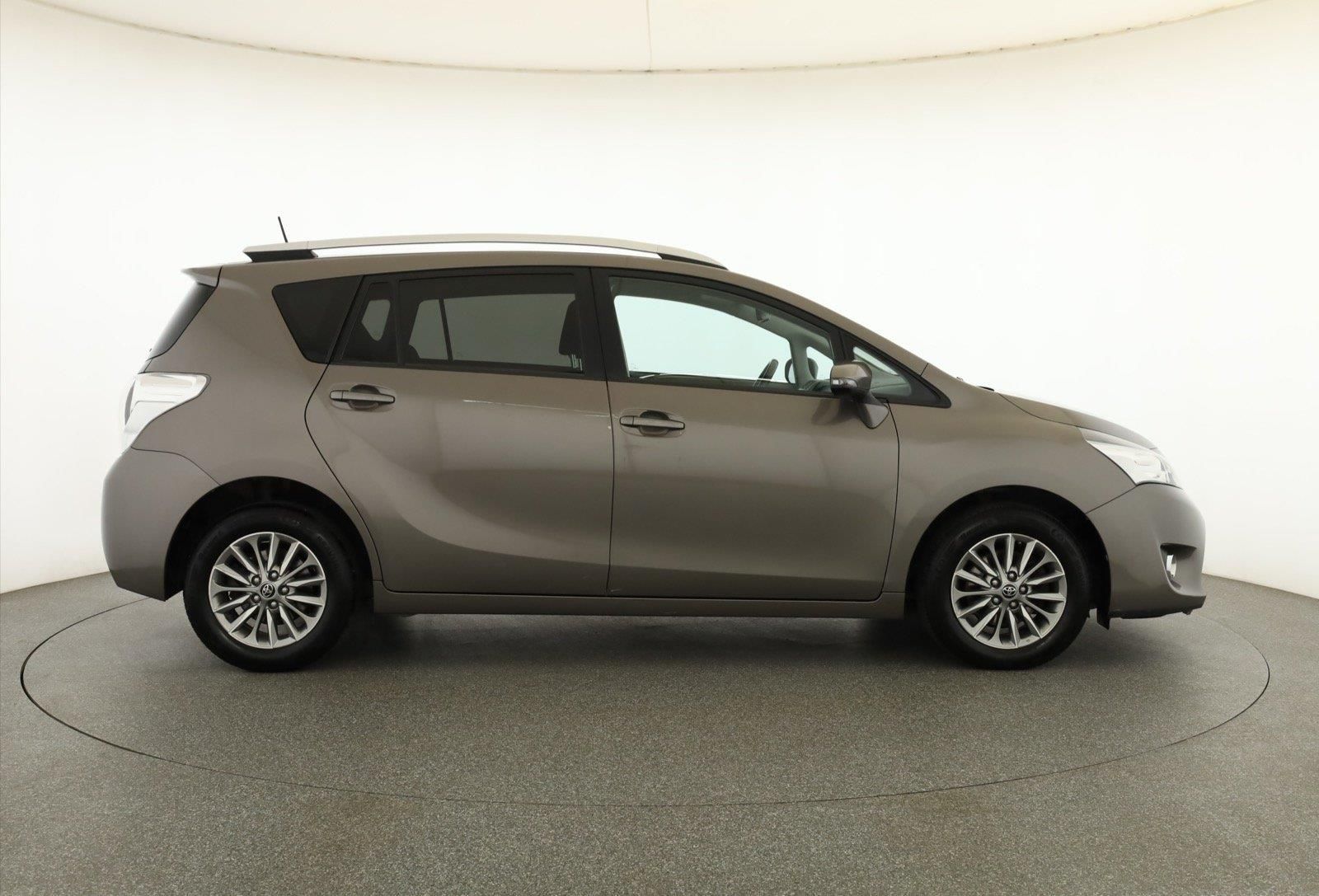 Toyota Verso, 1.8 Valvematic, Automat - fotka 6
