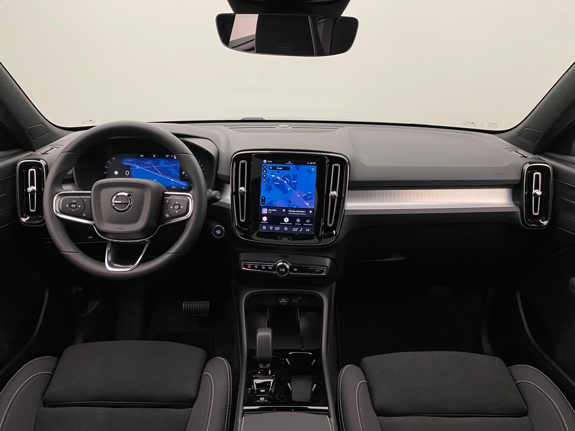 Volvo XC40, B3 AUT DARK ULTRA - fotka 2