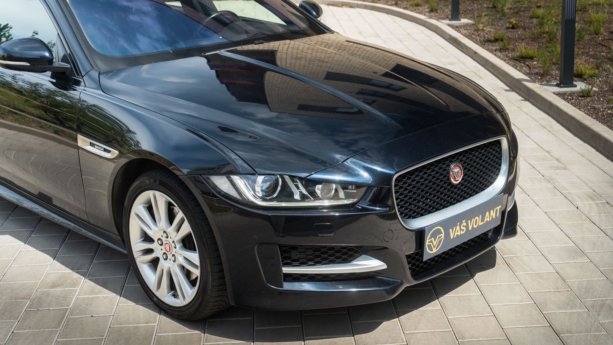 Jaguar XE, R-Sport 20d AWD 132kw - fotka 4