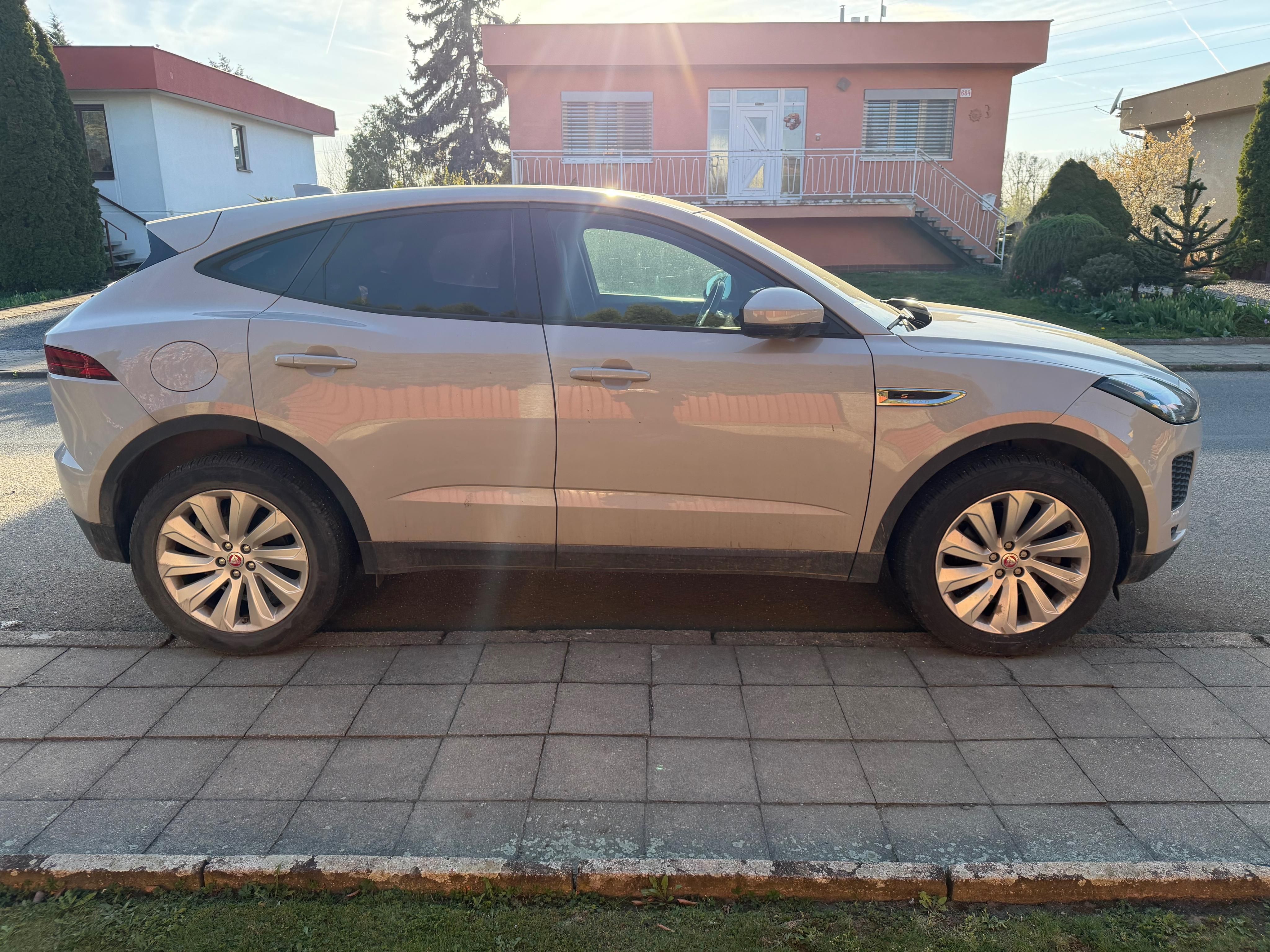 Jaguar E-Pace, Jaguar E-Pace P250 AWD 184 kW - fotka 4