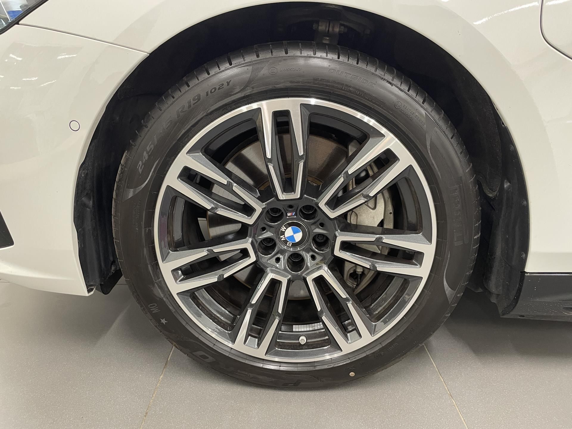 BMW Řada 5, 550e xDrive - fotka 4