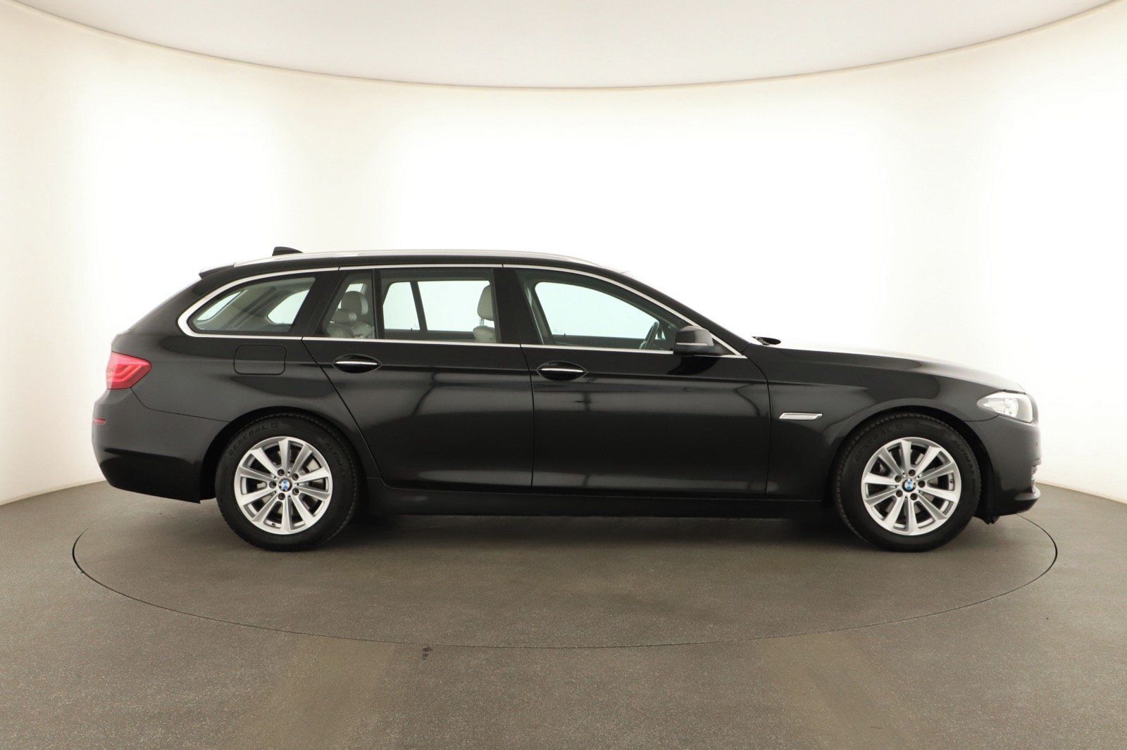 BMW Řada 5, 520d, Kůže, Automatická klima - fotka 6