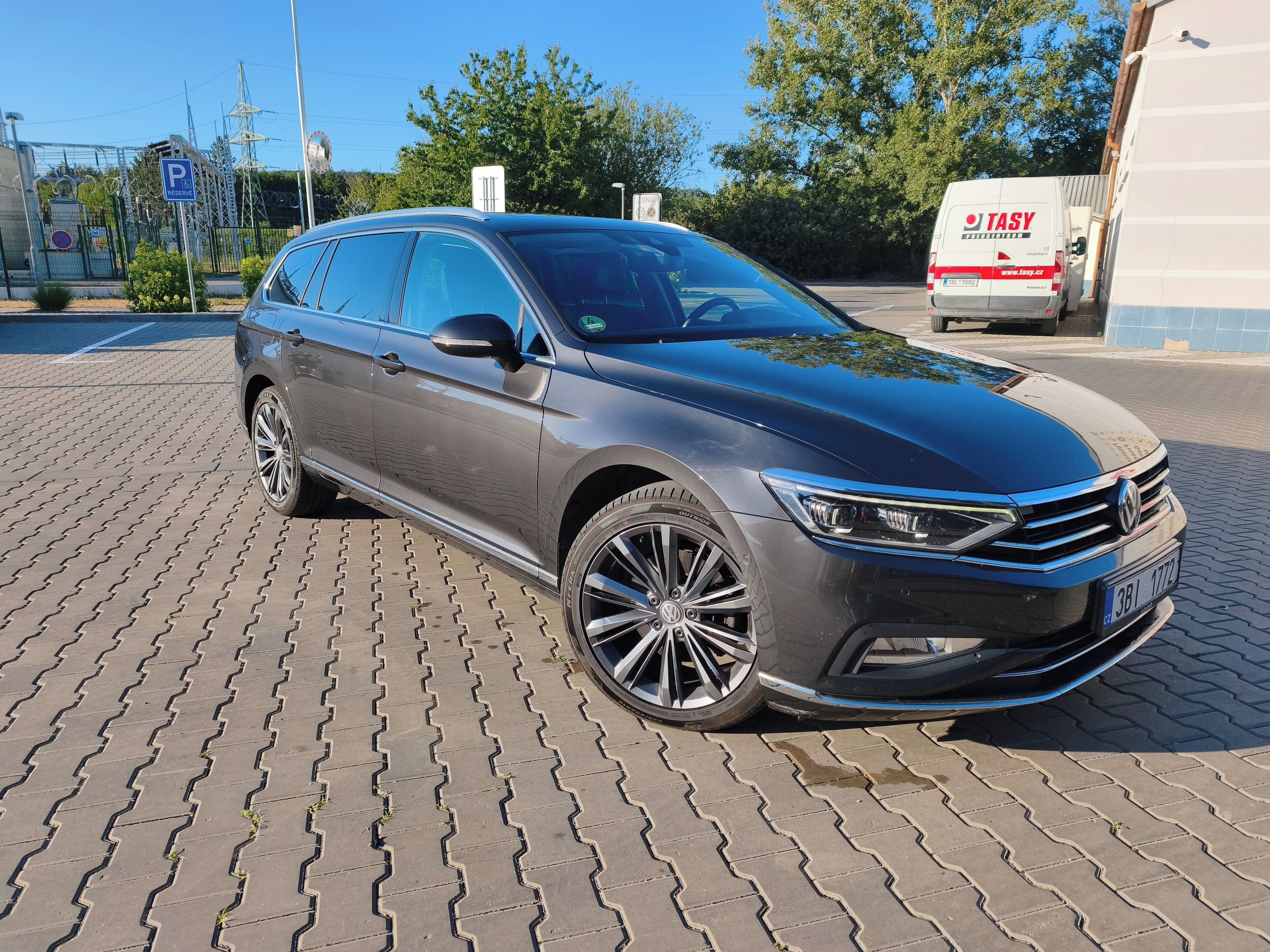 Volkswagen Passat, 2,0 TDI, TOP stav i výbava - fotka 2