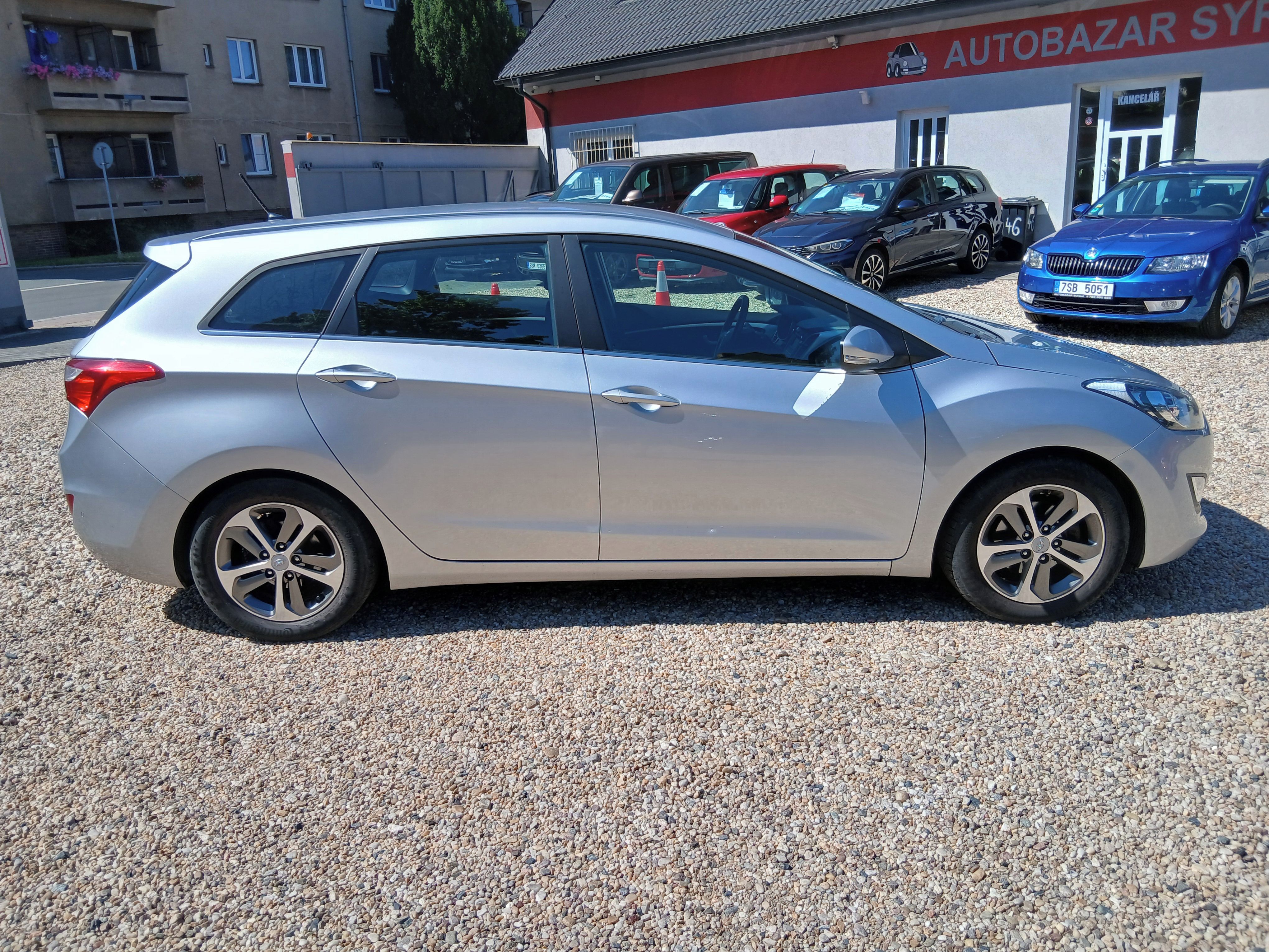 Hyundai i30, 1.6CRDi 81KW S.Kniha, ČR,+Zim. - fotka 4