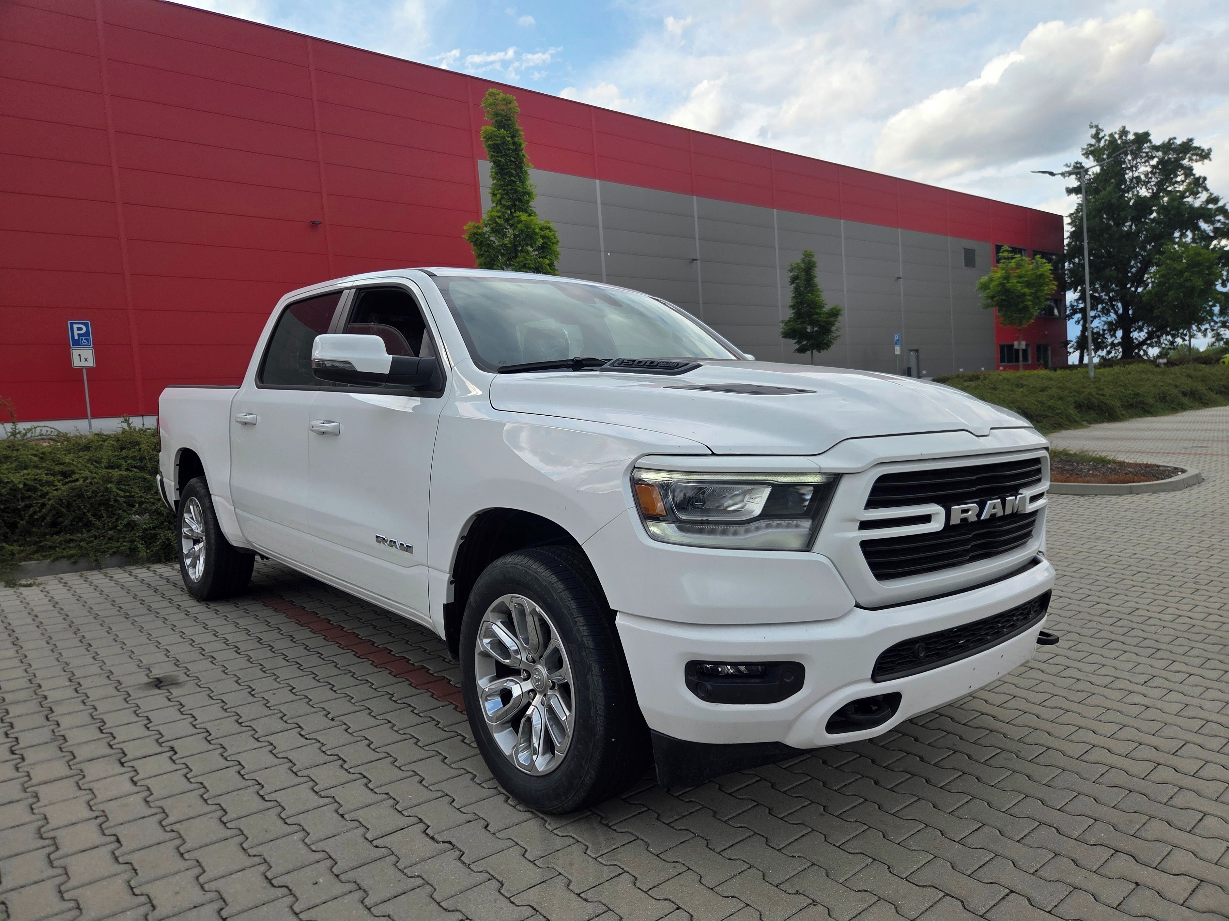 Dodge Ram, 1500 Laramie 4x4 Hemi V8 - fotka 3