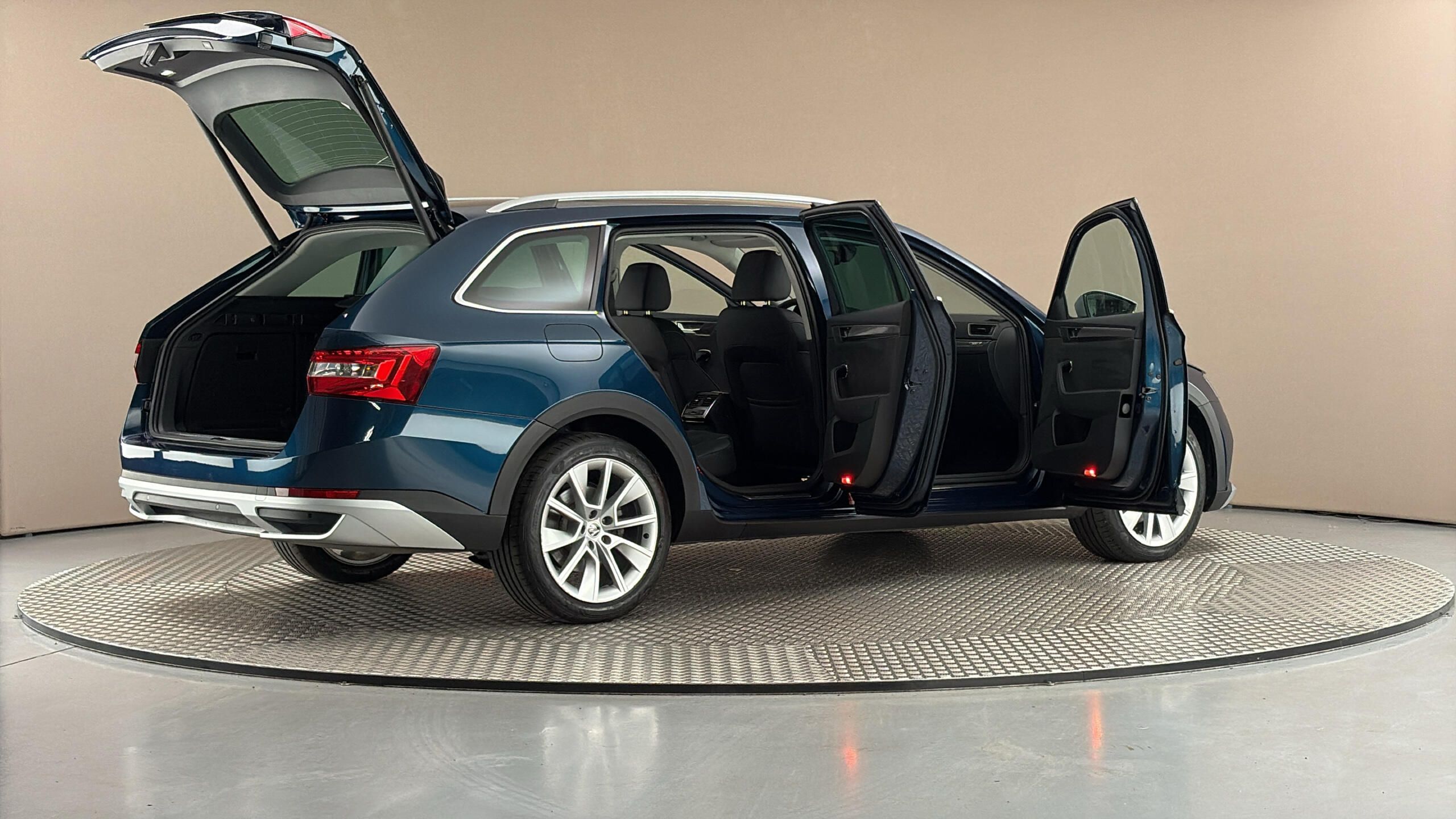 Škoda Superb, 2.0 TDI DSG 4x4 Scout Combi - fotka 6