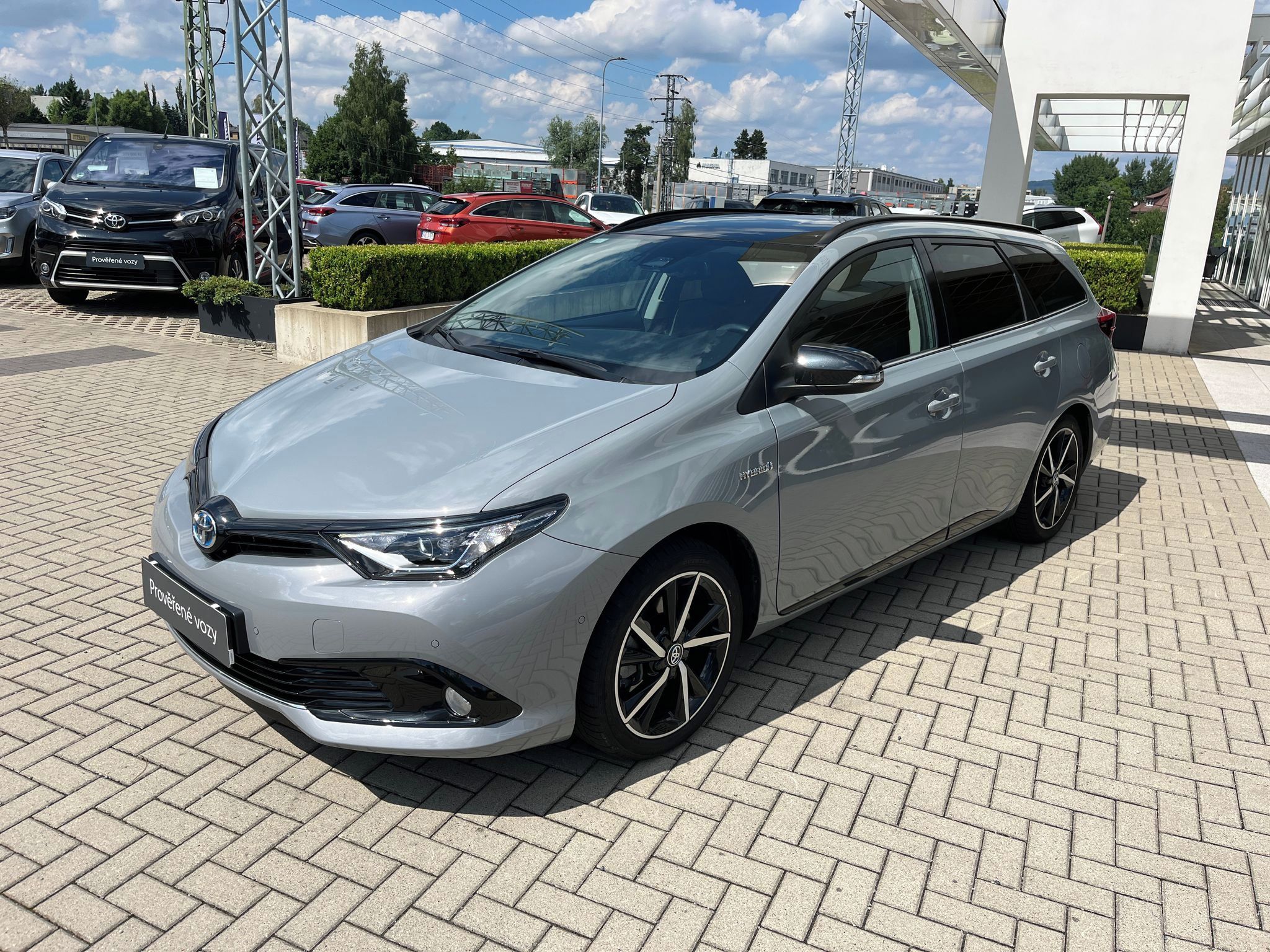 Toyota Auris, 1.8 Hybrid e-CVT Selection TS - fotka 2