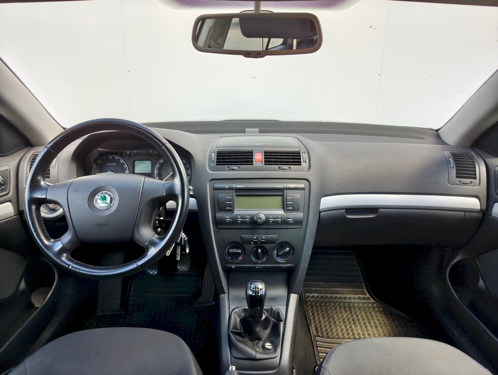 Škoda Octavia, 2.0 TDI PD Ambiente Combi - fotka 5