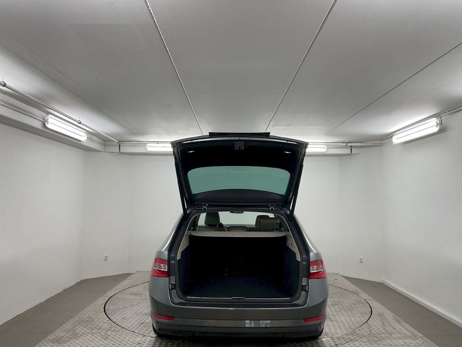 Škoda Superb, SUPEREB COM GRT STY TD 110/2.0 - fotka 6